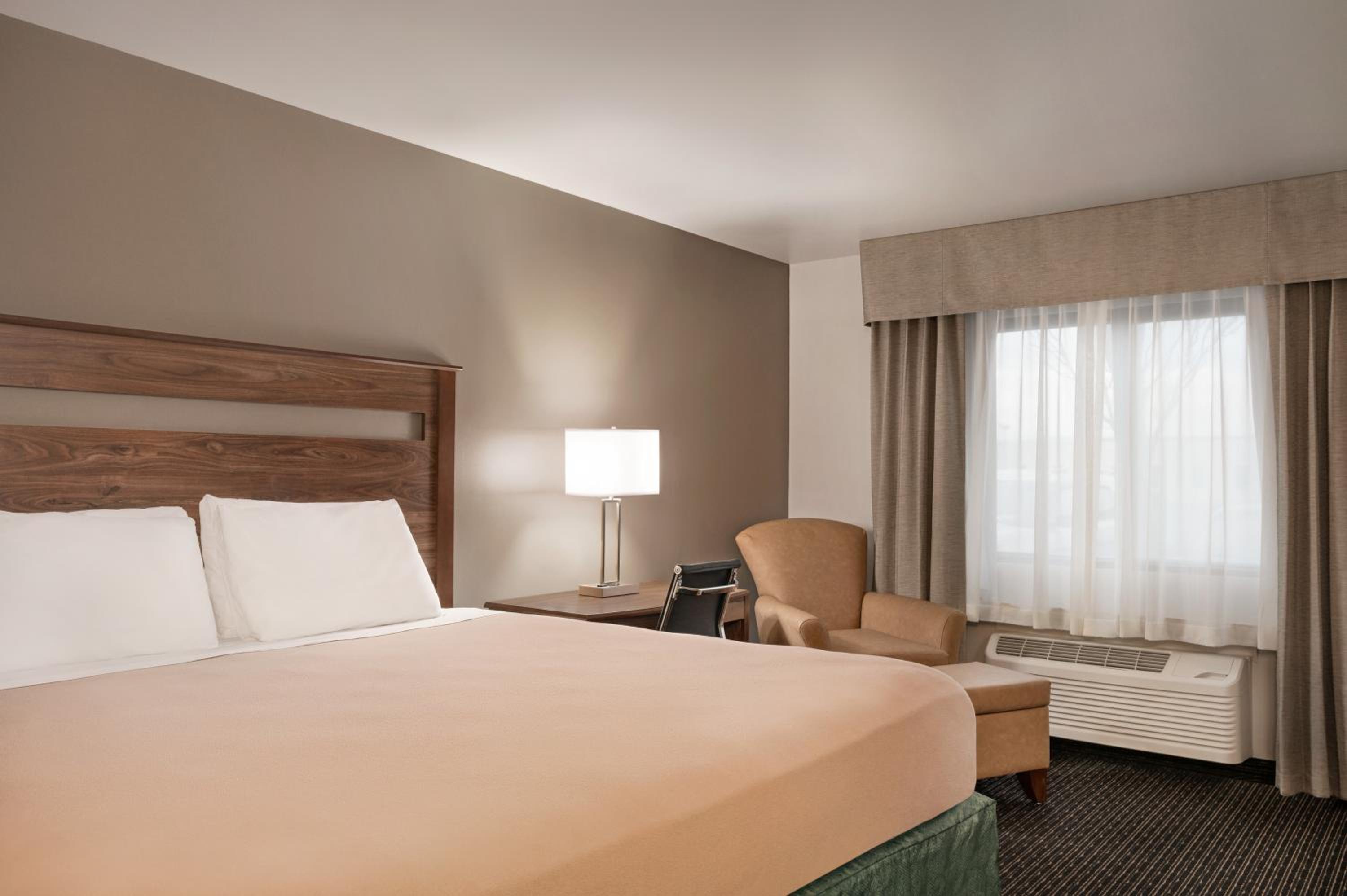 King Room - Non-Smoking - Photo 1