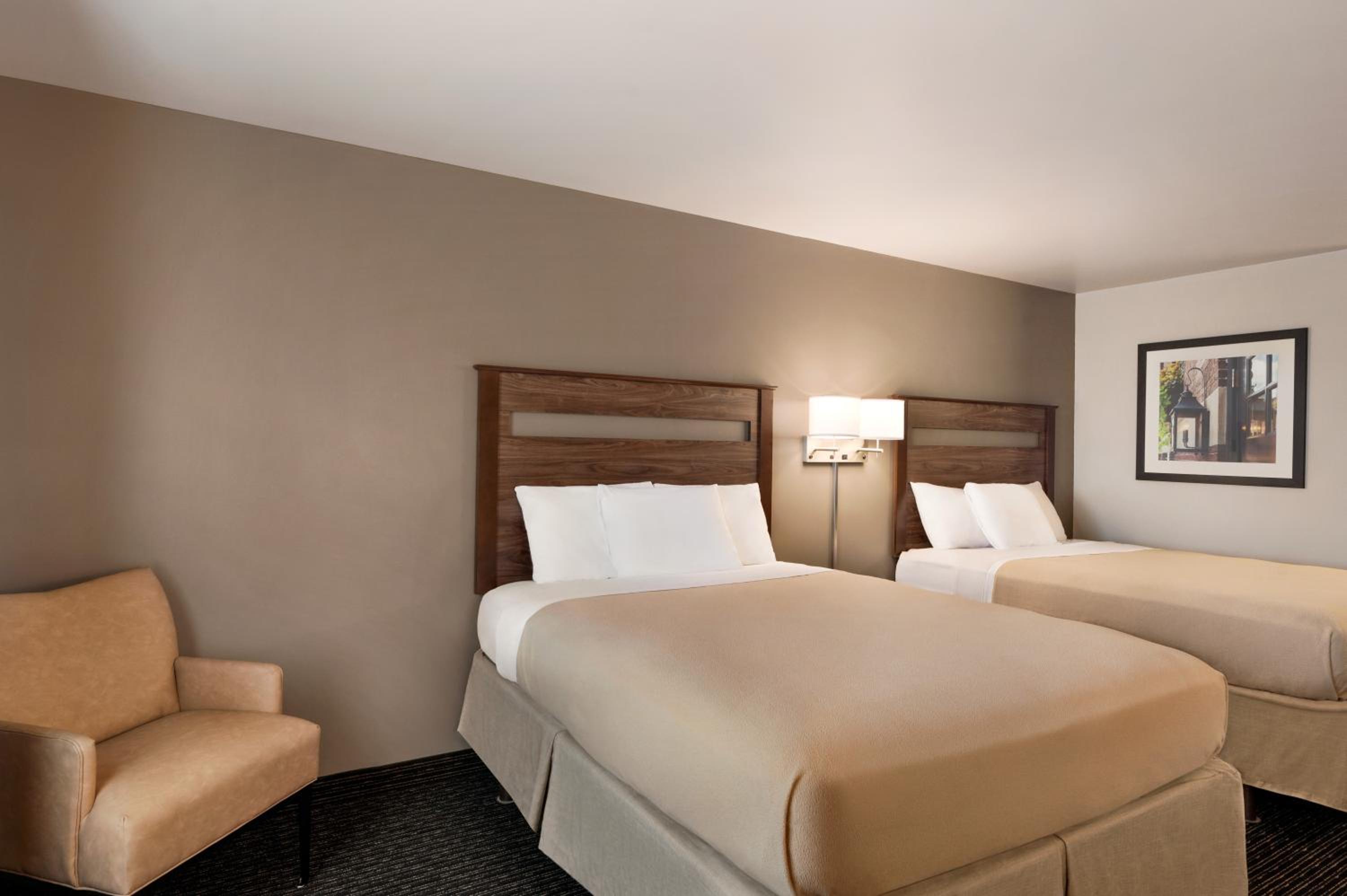 Queen Room with Two Queen Beds - Non-Smoking - Photo 1