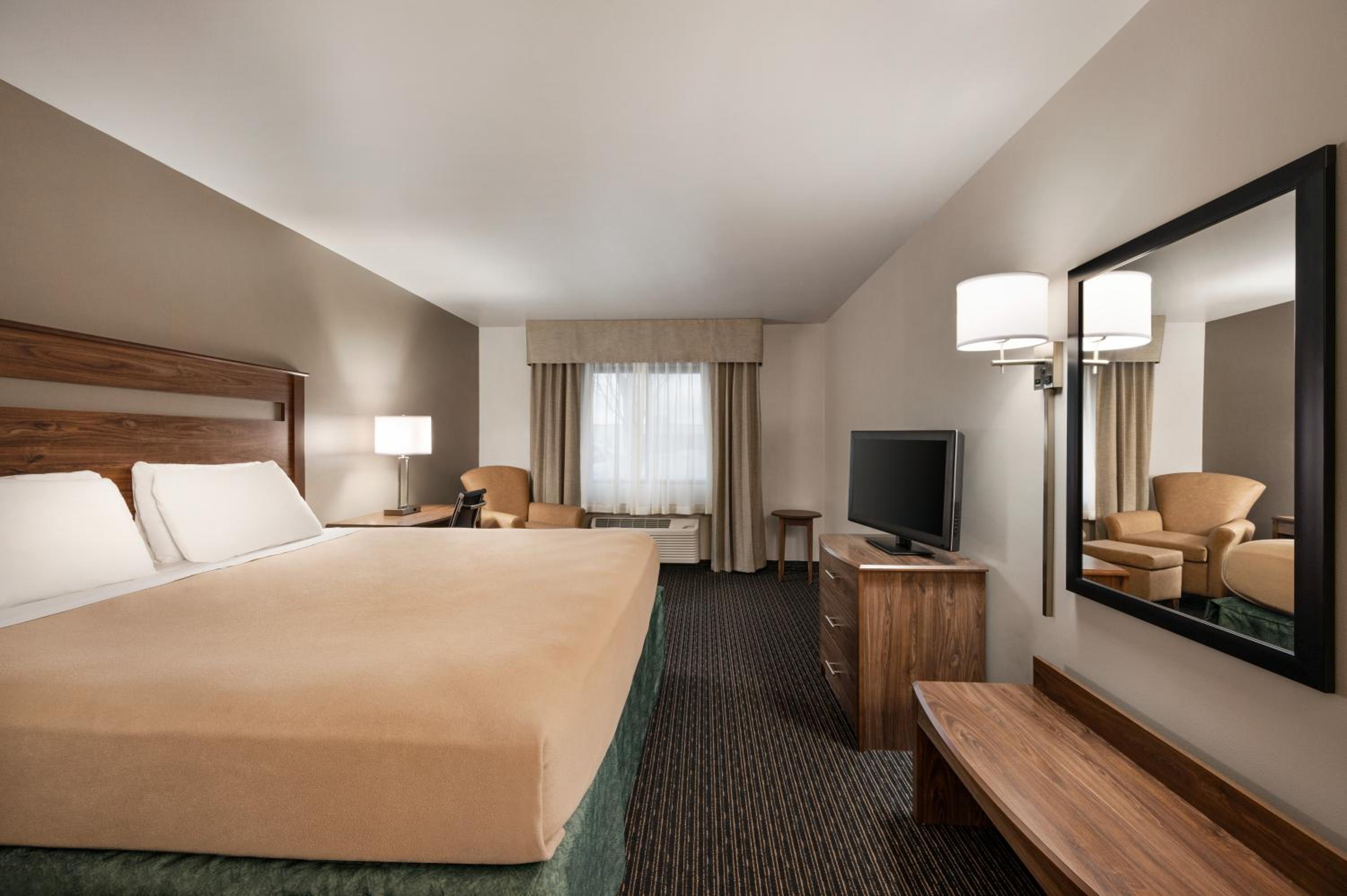 King Room - Non-Smoking - Photo 4