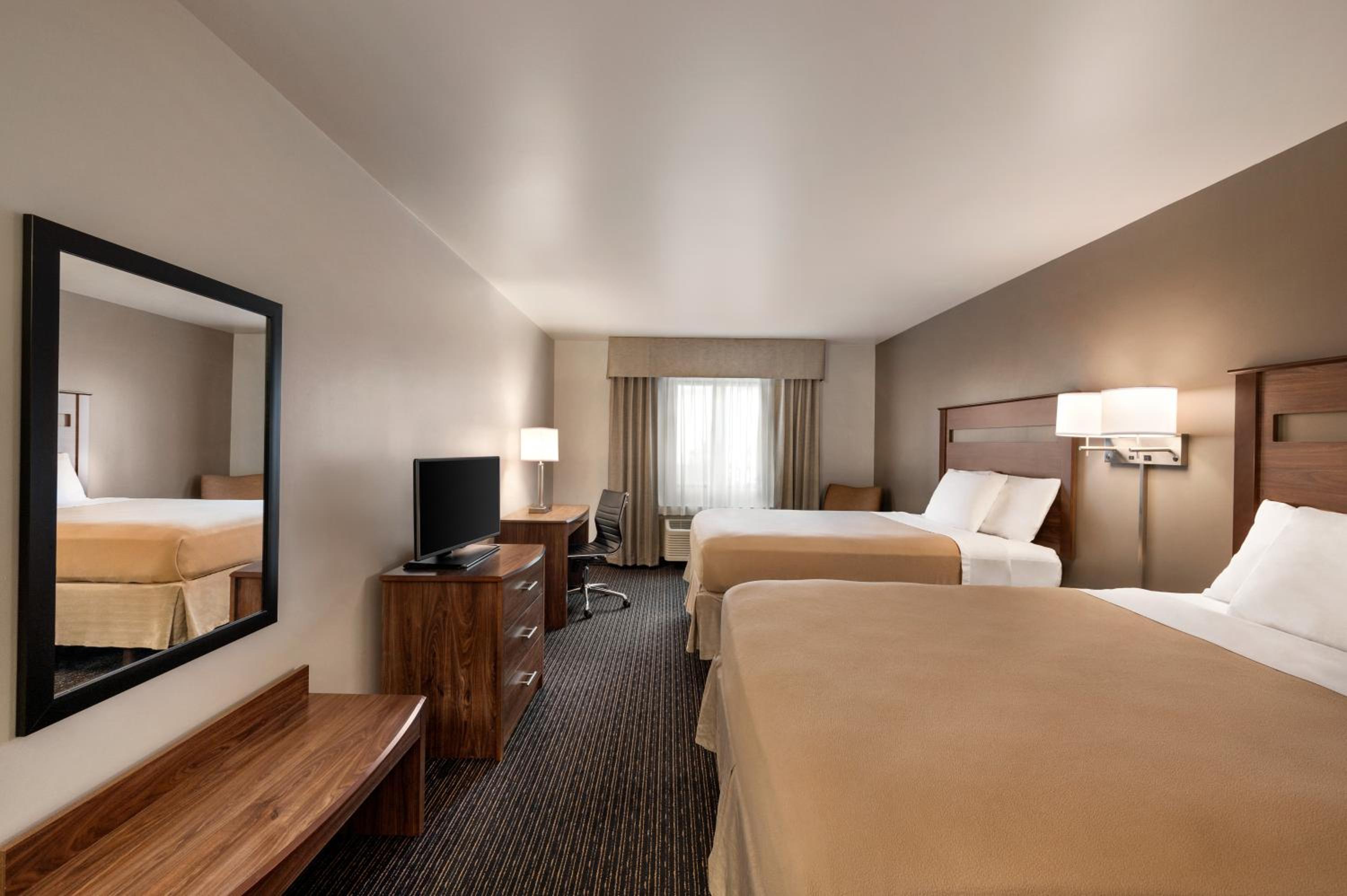 Queen Room with Two Queen Beds - Non-Smoking - Photo 4