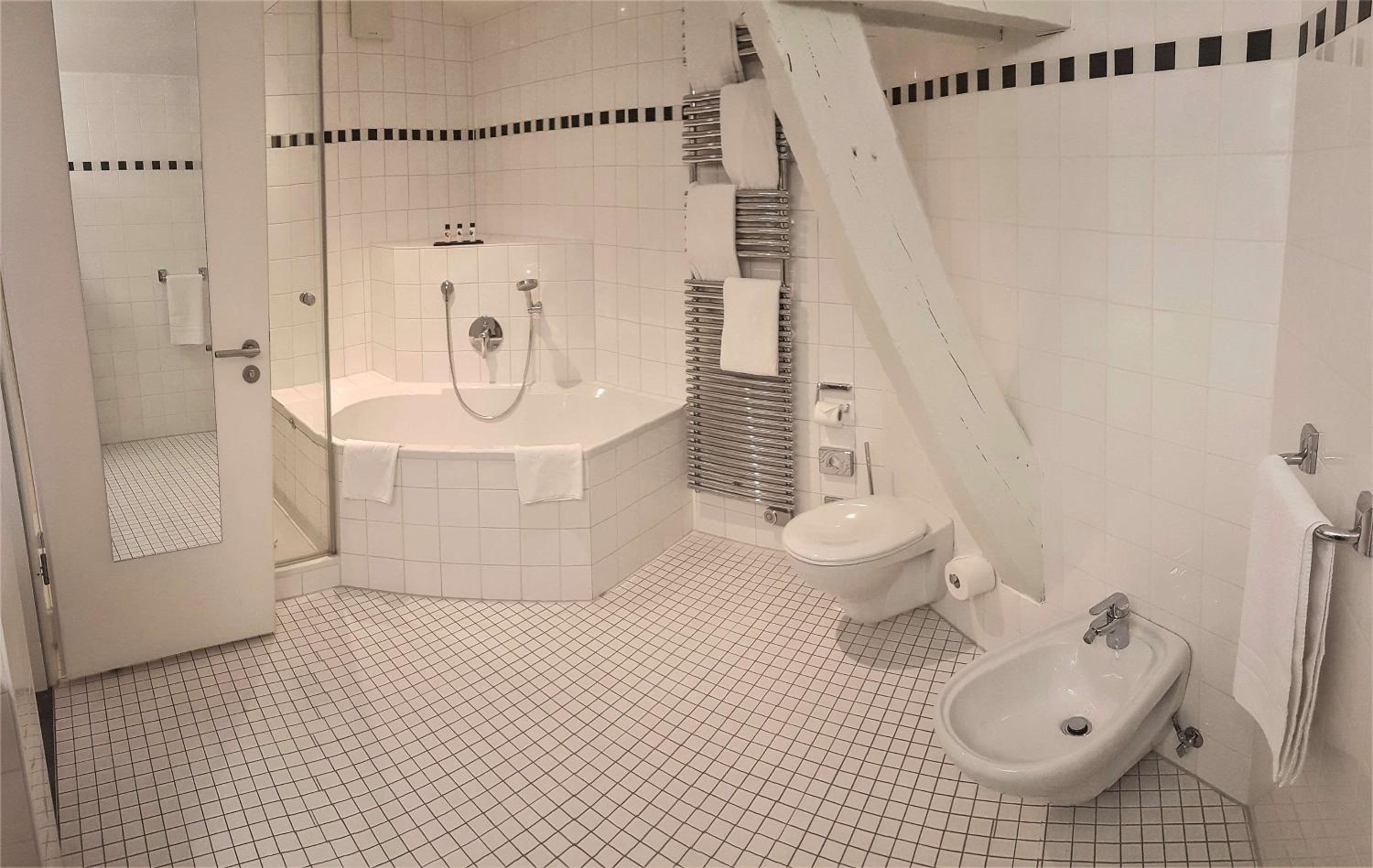 Executive Suite - Photo 8