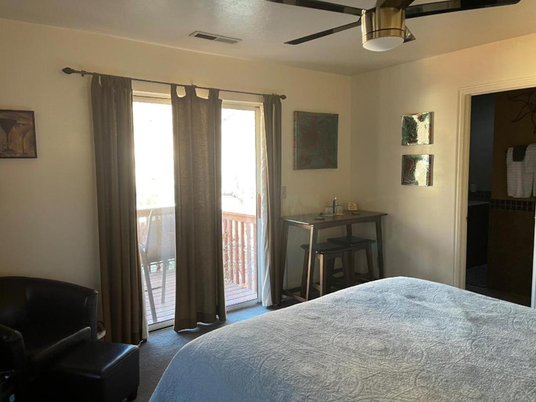 Deluxe Queen Room with Mountain View photo 2