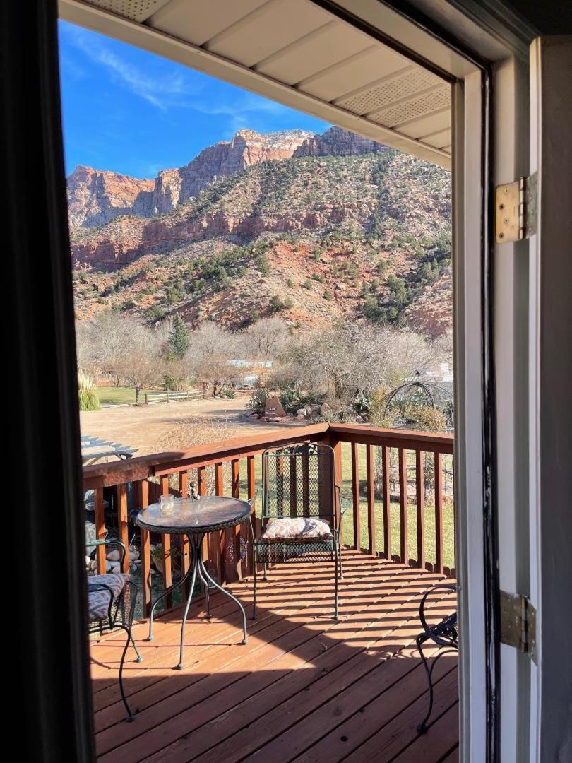 Deluxe King Room with Mountain View photo 2