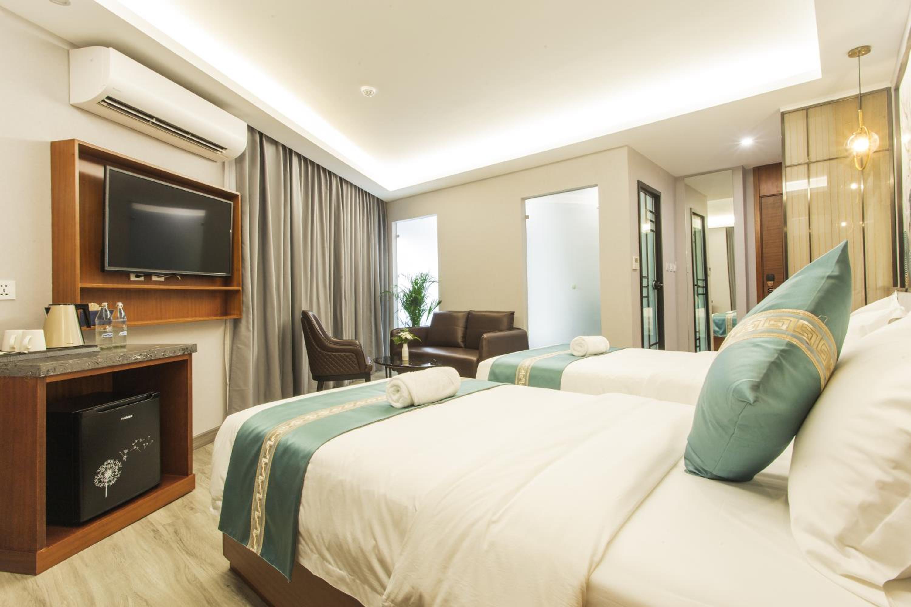Deluxe Room with Bathtub - Photo 6