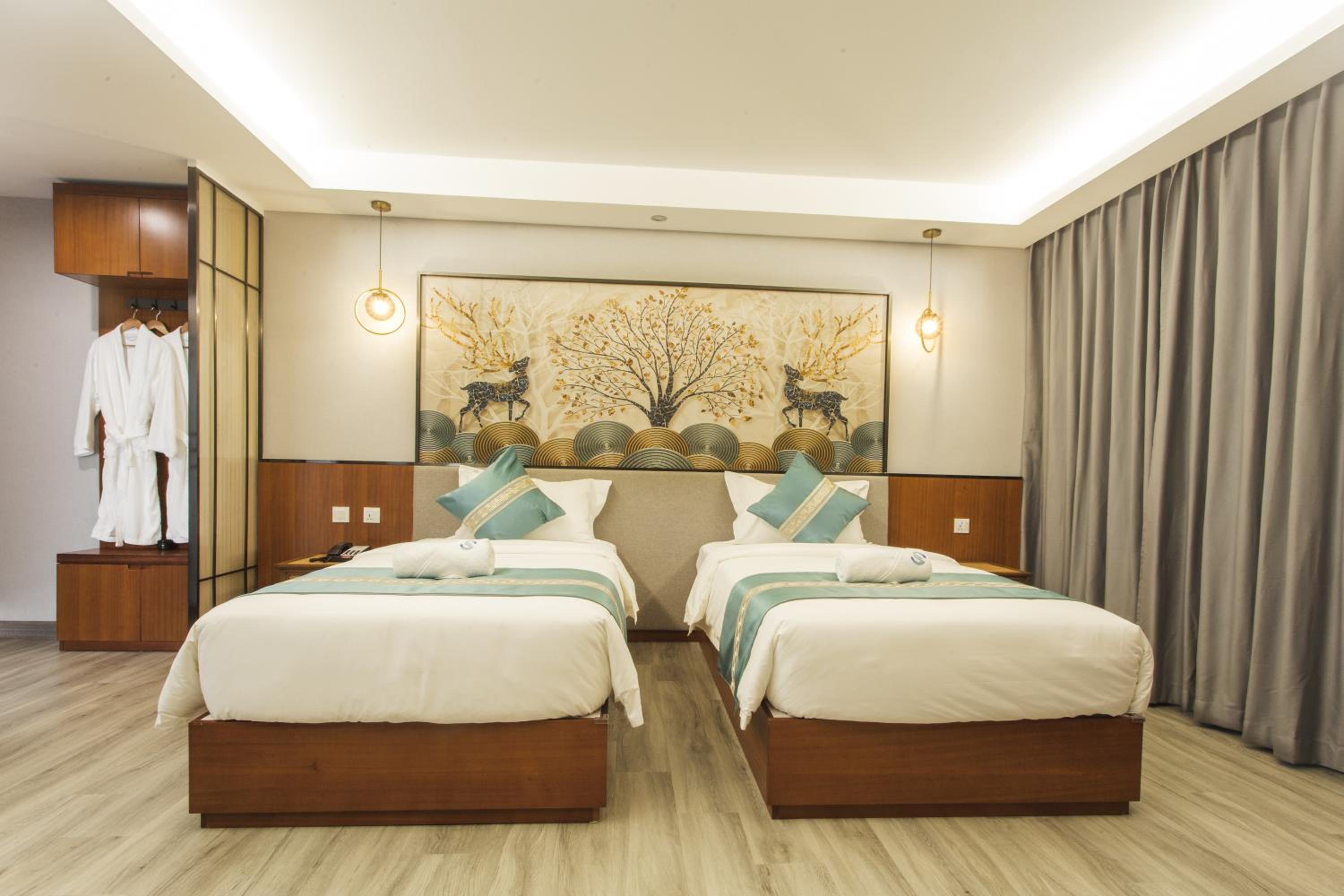 Deluxe Room with Bathtub - Photo 7