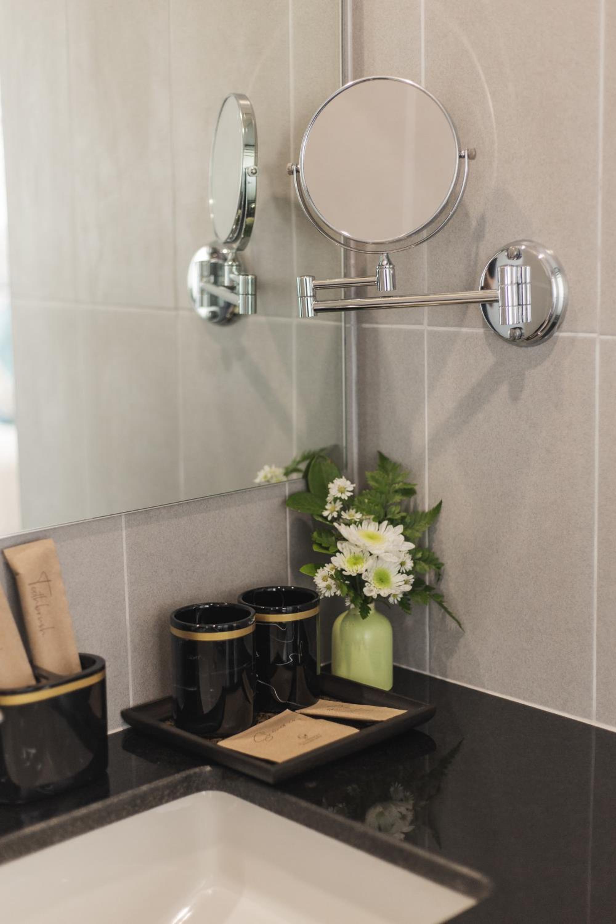 Deluxe Room with Bathtub - Photo 4