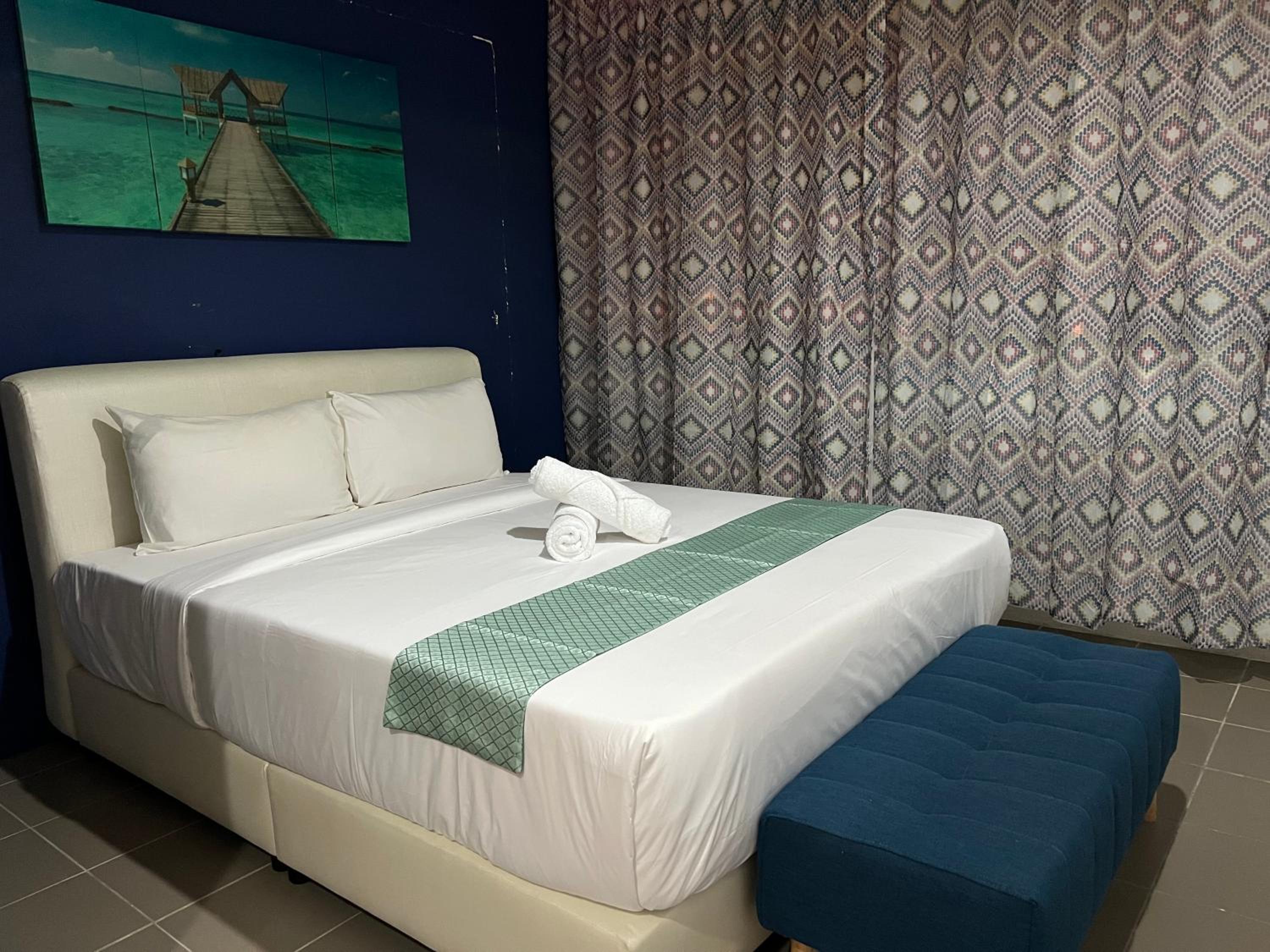 Deluxe Queen Room - Photo 7