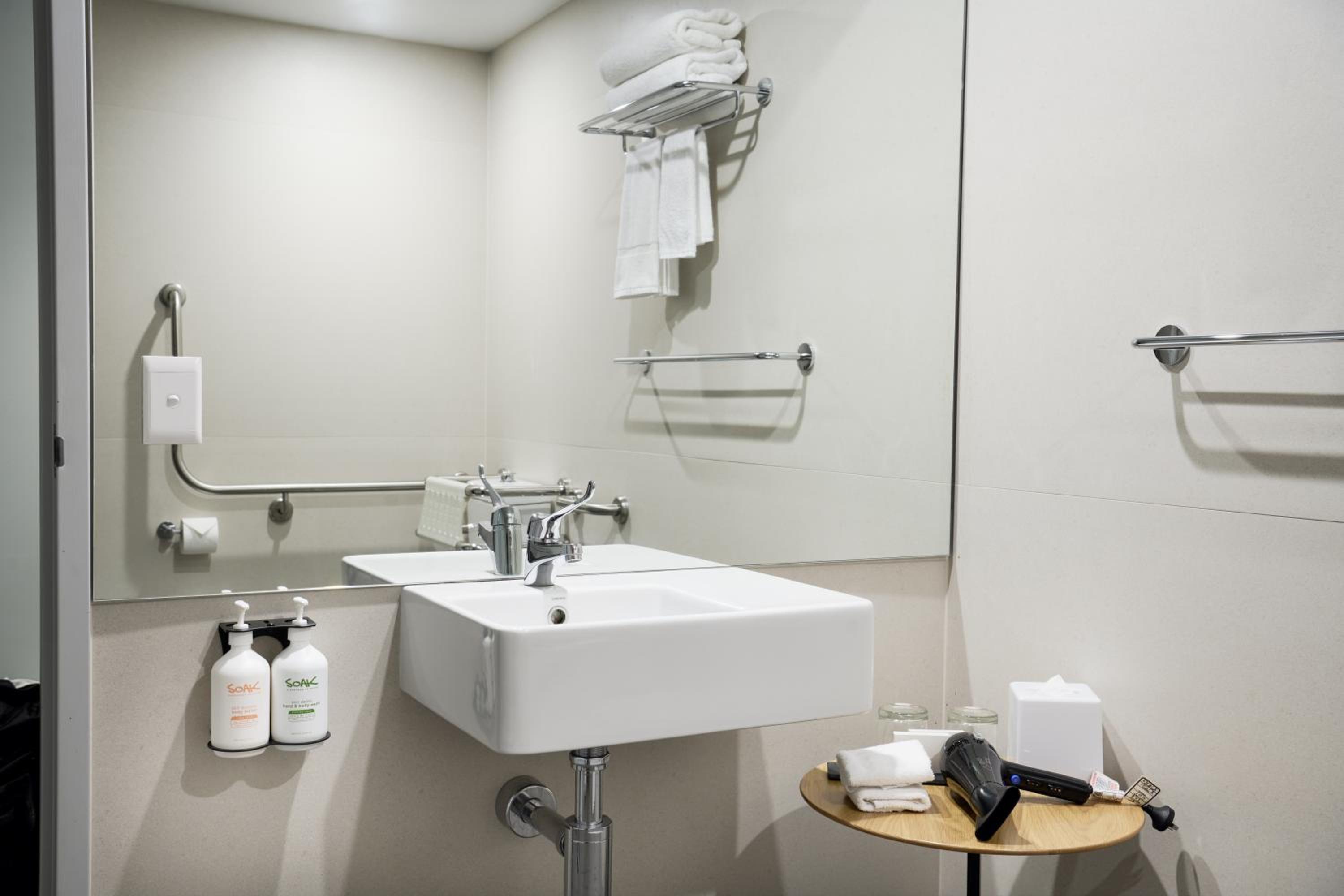 Standard Queen Room - Disability Access