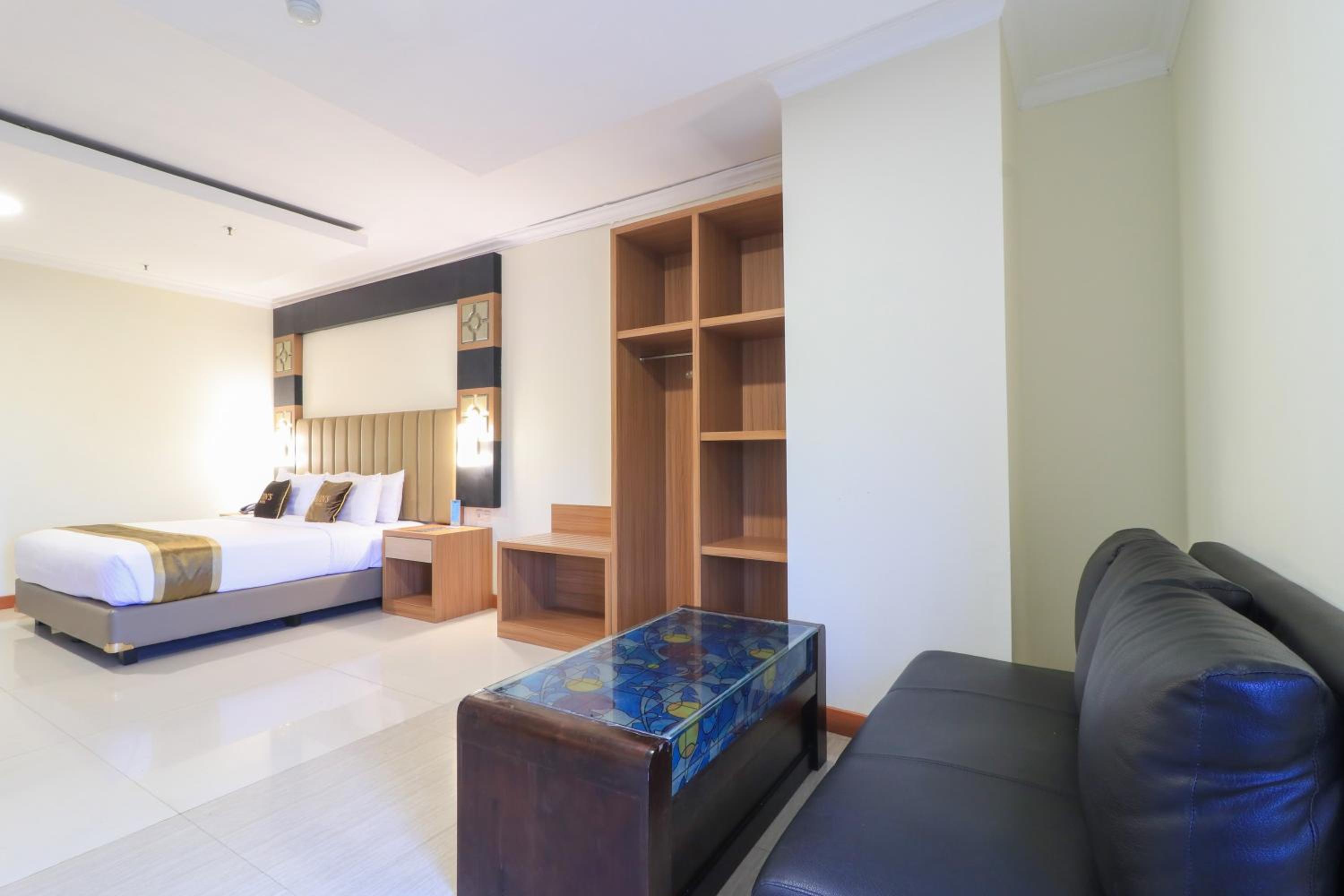 Executive Suite - Photo 6