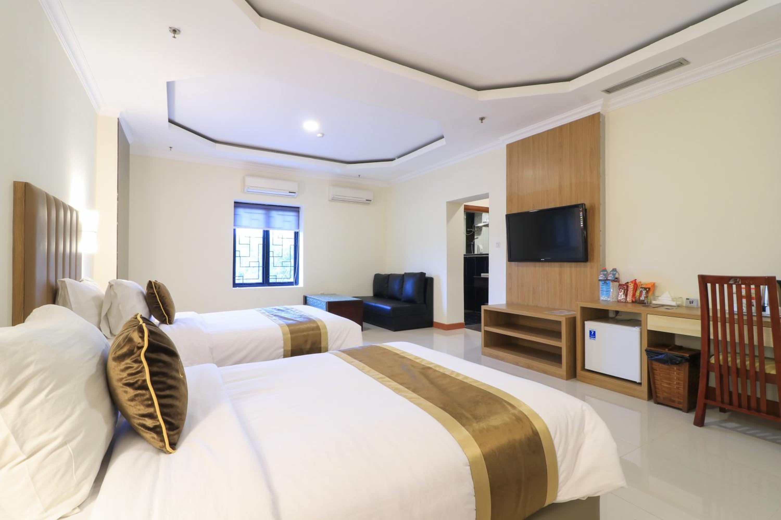 Executive Suite - Photo 7