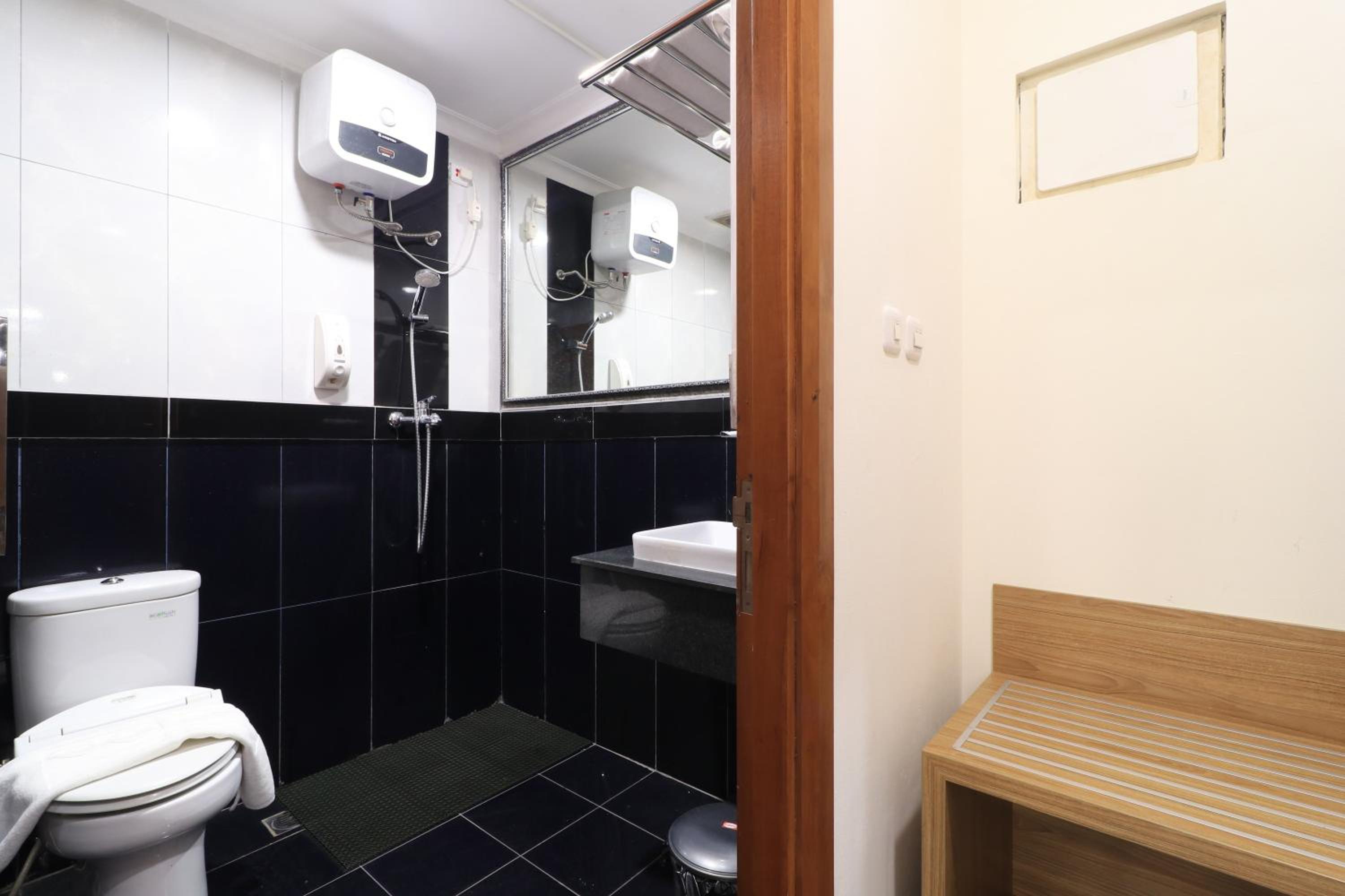 Executive Suite - Photo 2