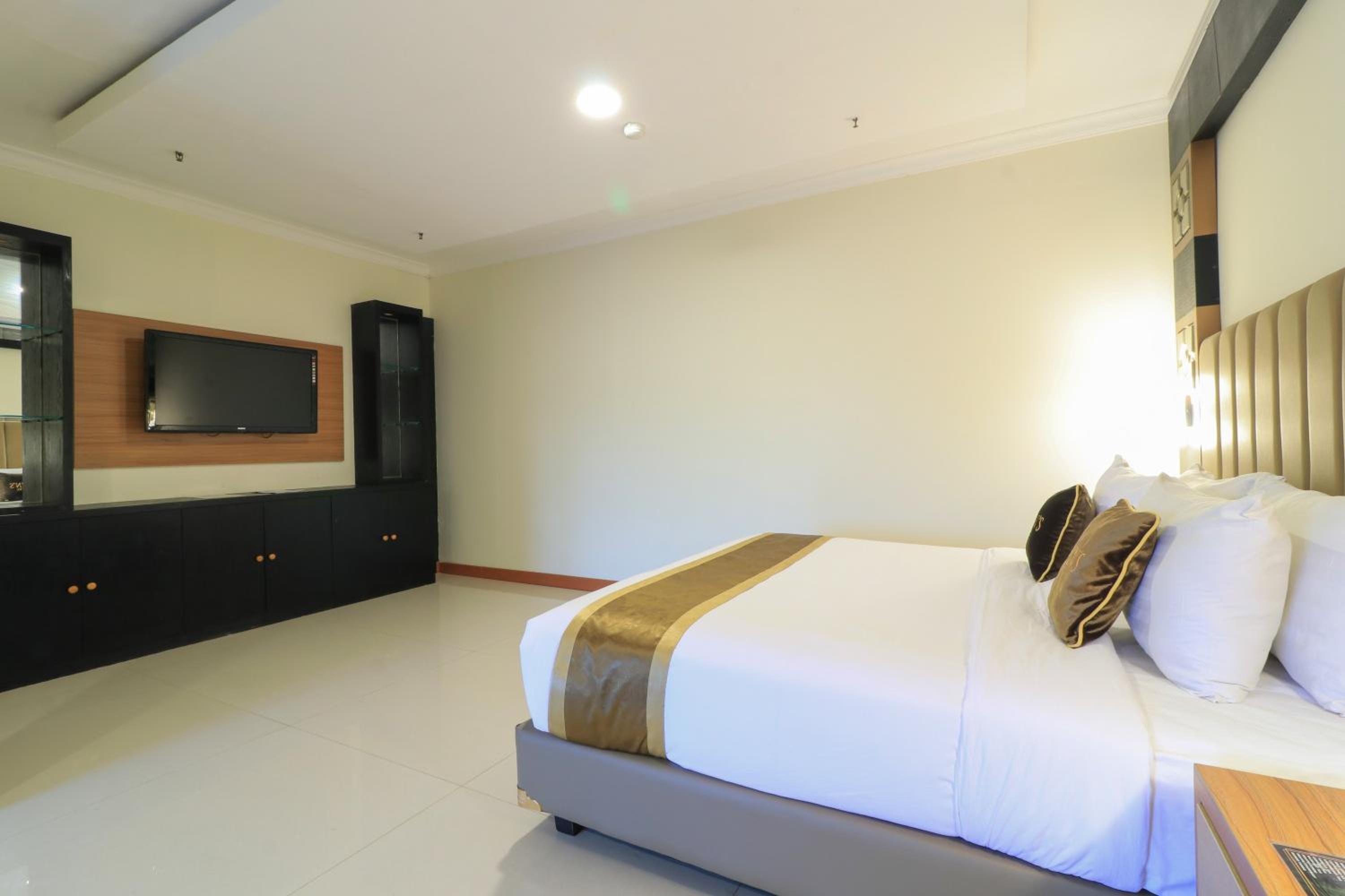 Executive Suite - Photo 8