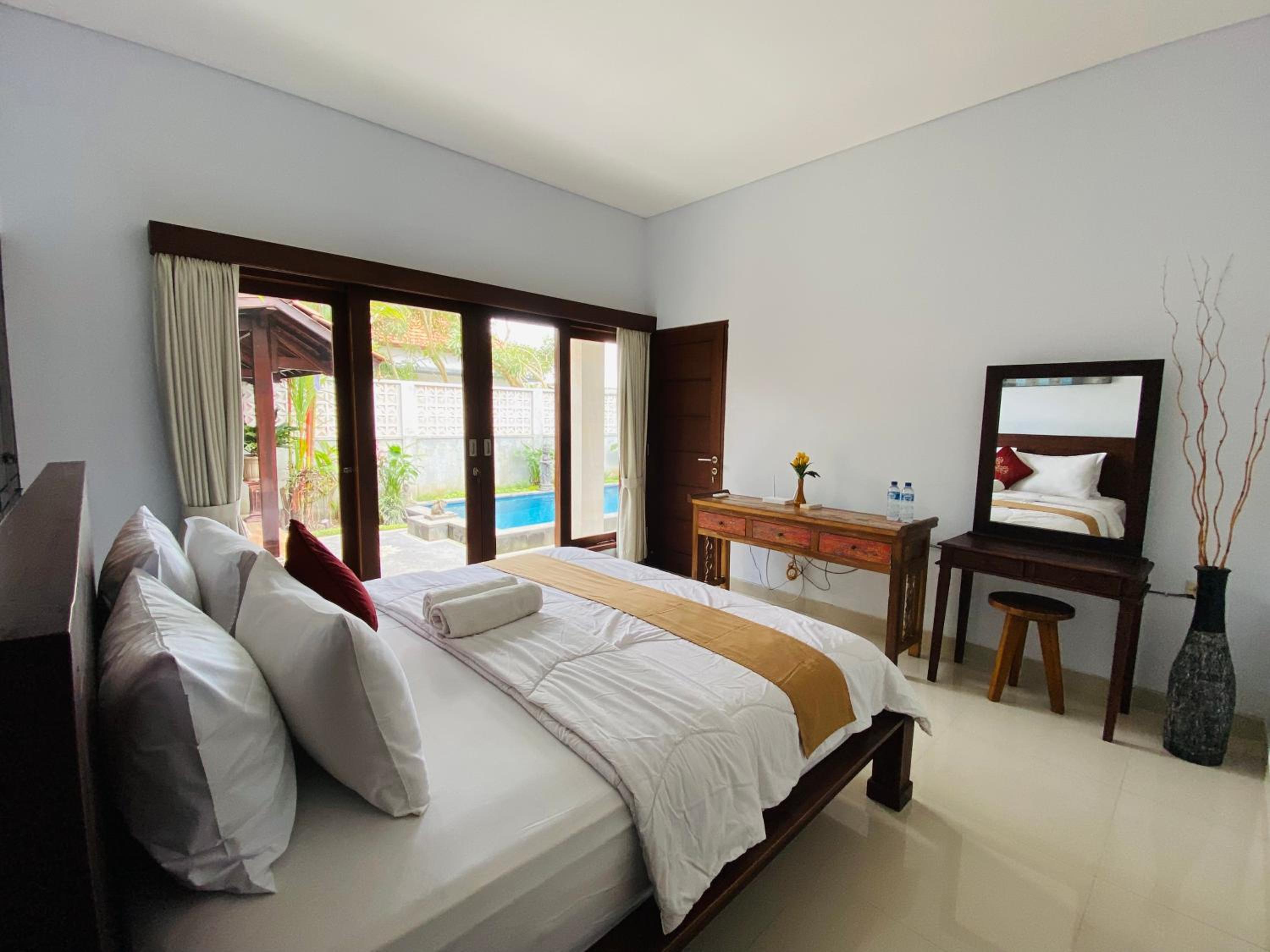 Villa with Private Pool - Photo 1
