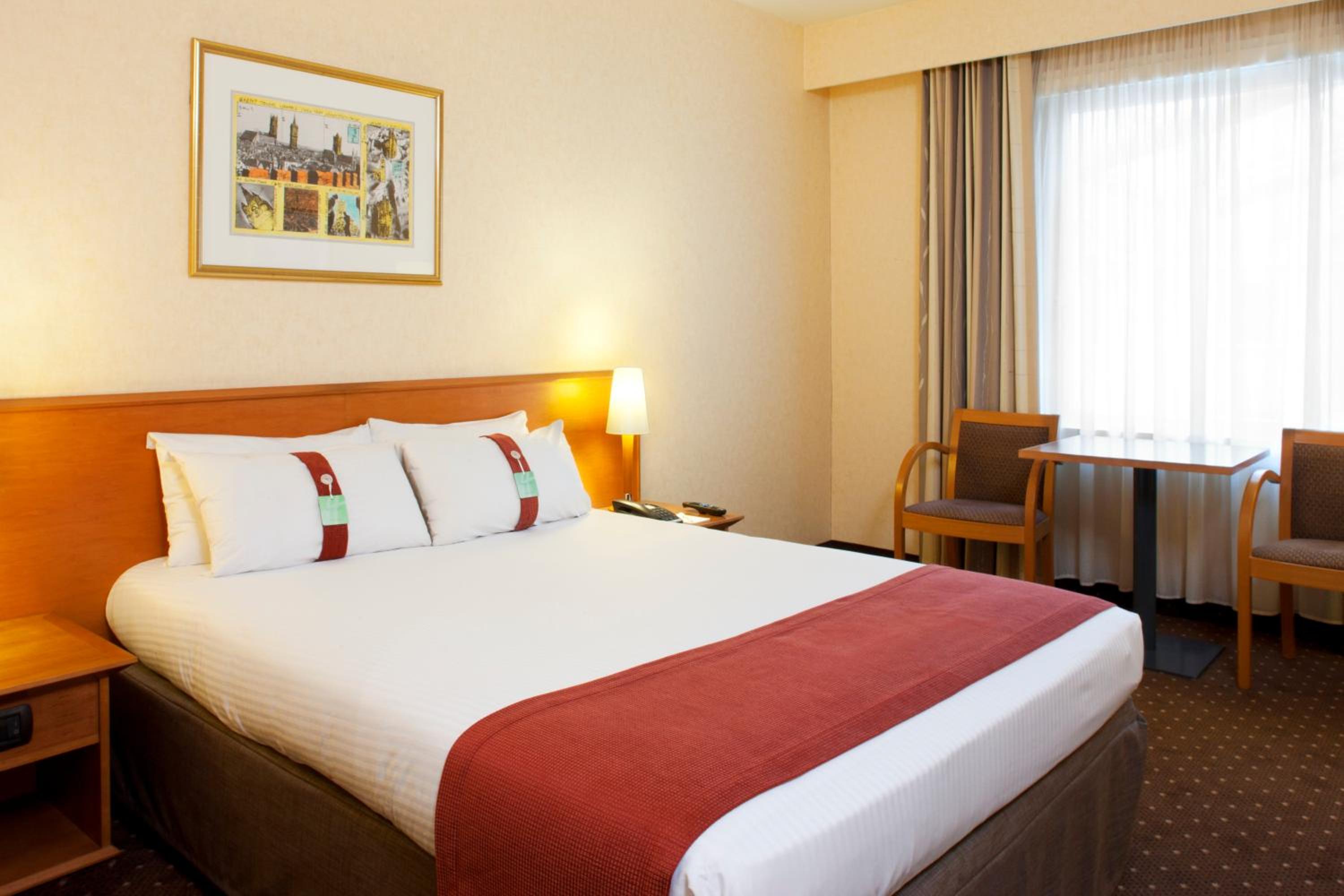 Standard Double Room with Atrium View thumbnail 6