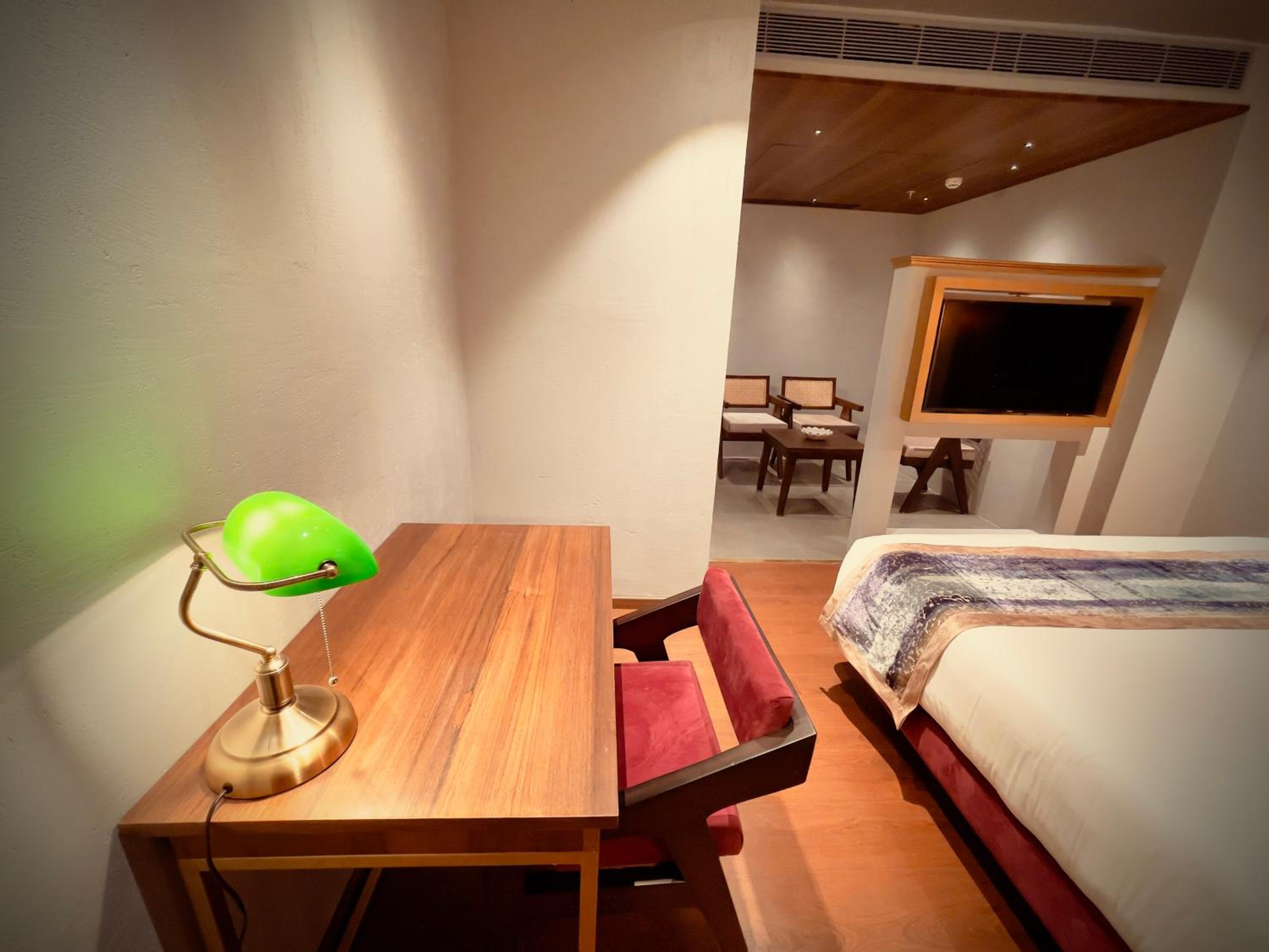 Standard King Room - Photo 7