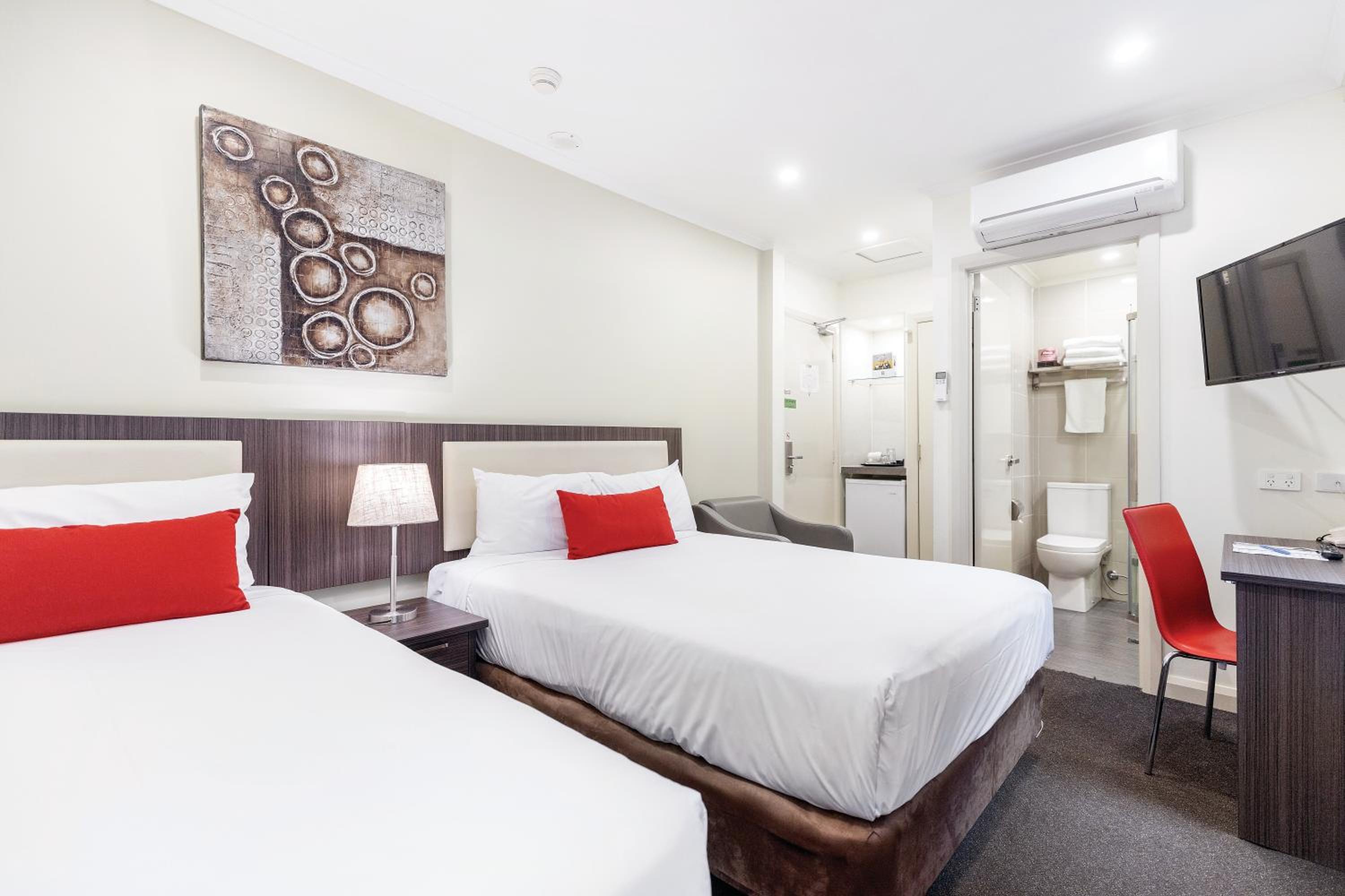 Standard Room with one double and one single bed photo 2