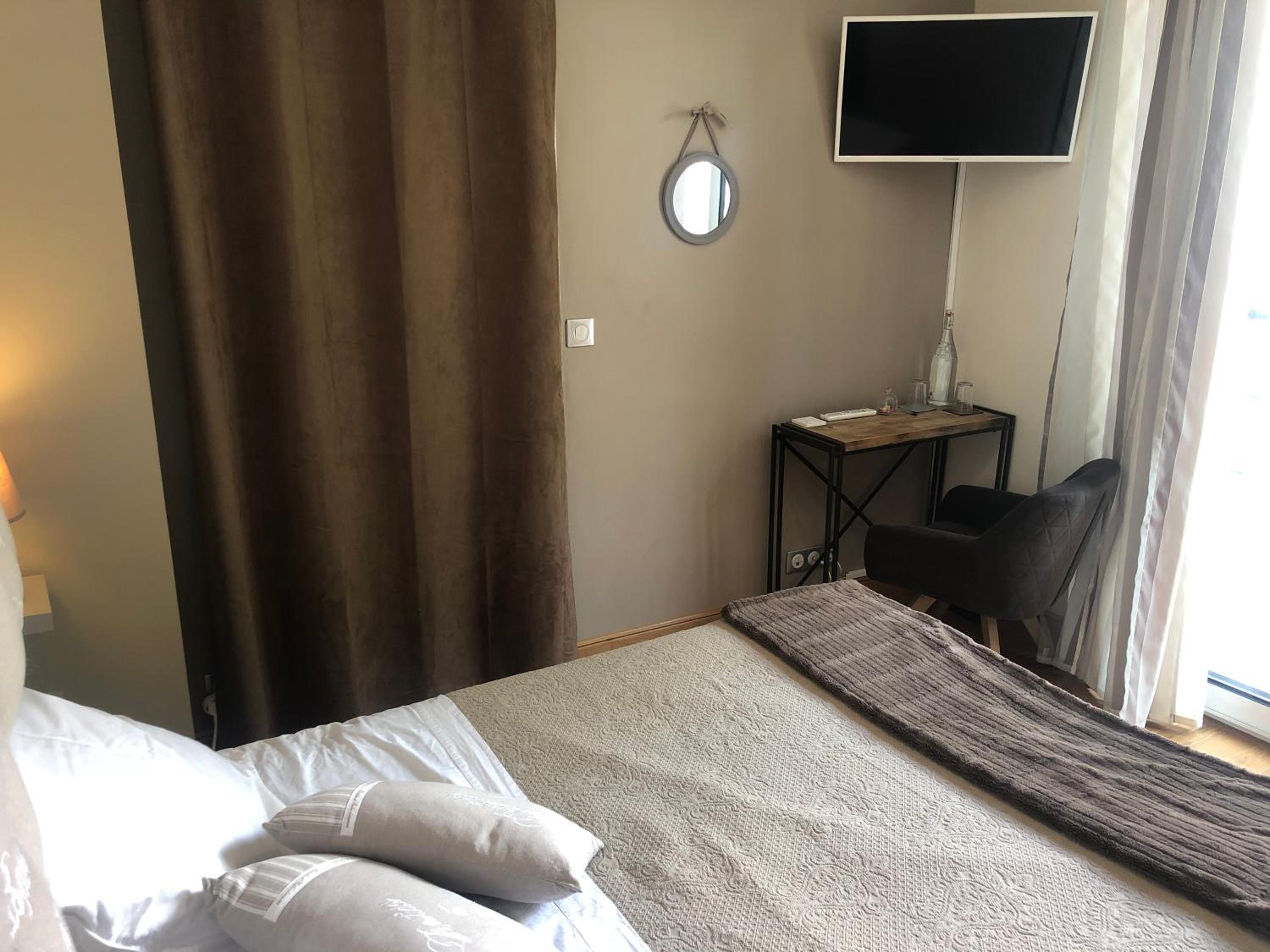 Deluxe Double Room with Shower - Photo 3