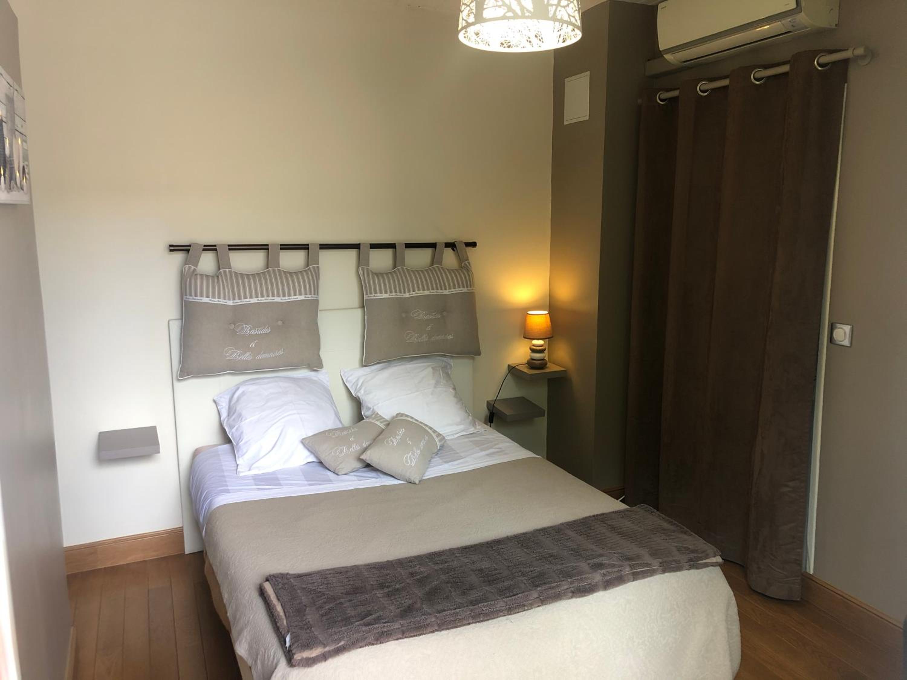 Deluxe Double Room with Shower - Photo 2