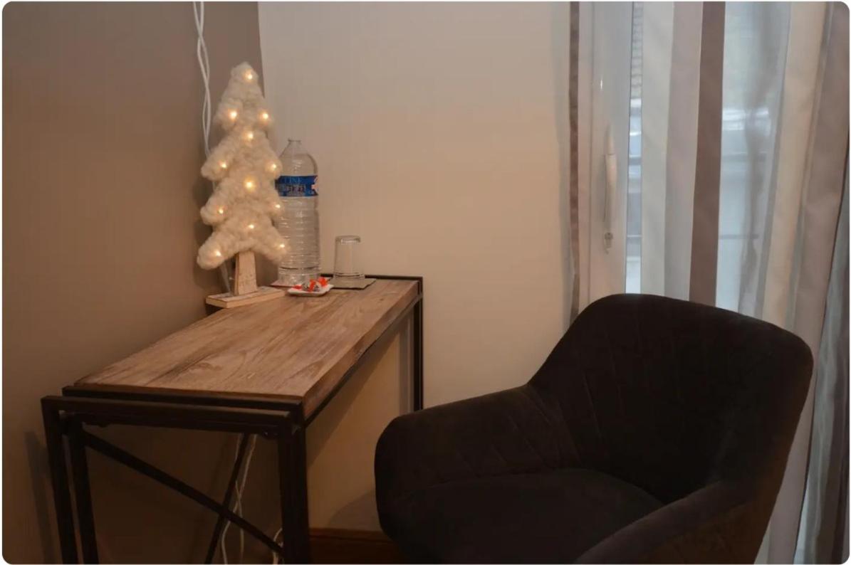 Deluxe Double Room with Shower - Photo 4