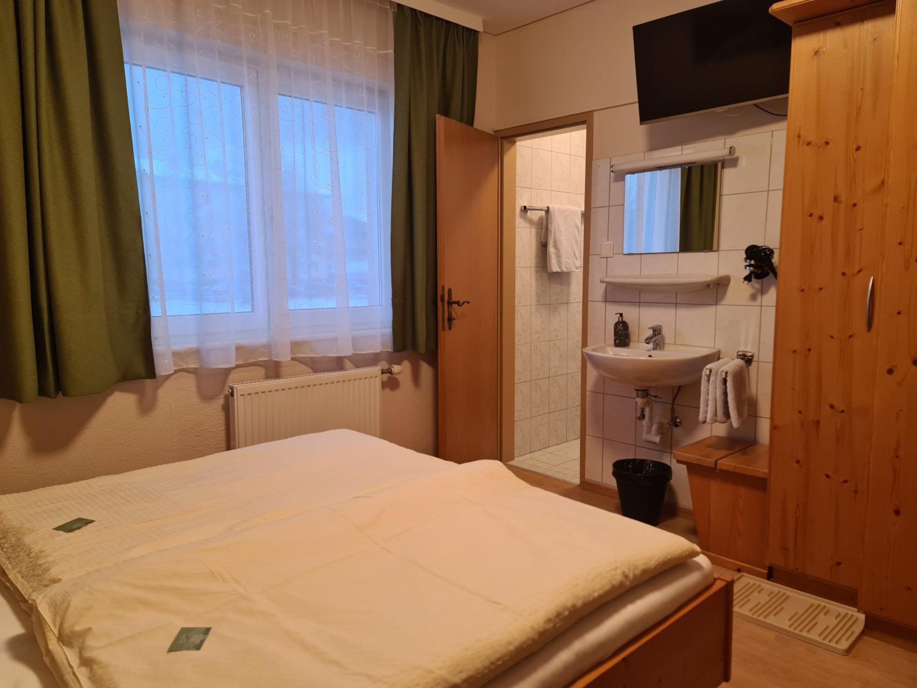 Budget Double Room photo 2