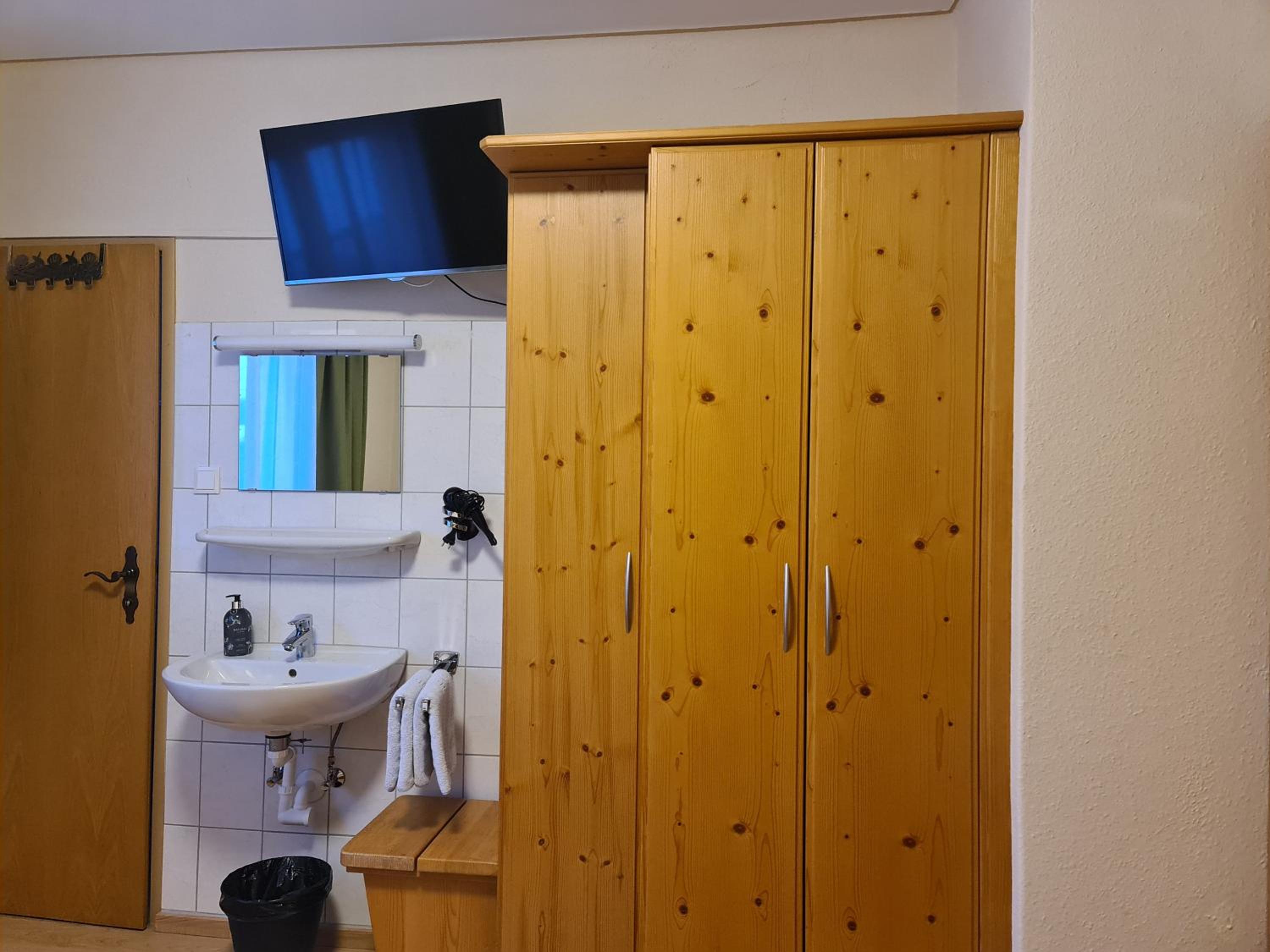 Budget Double Room photo 3