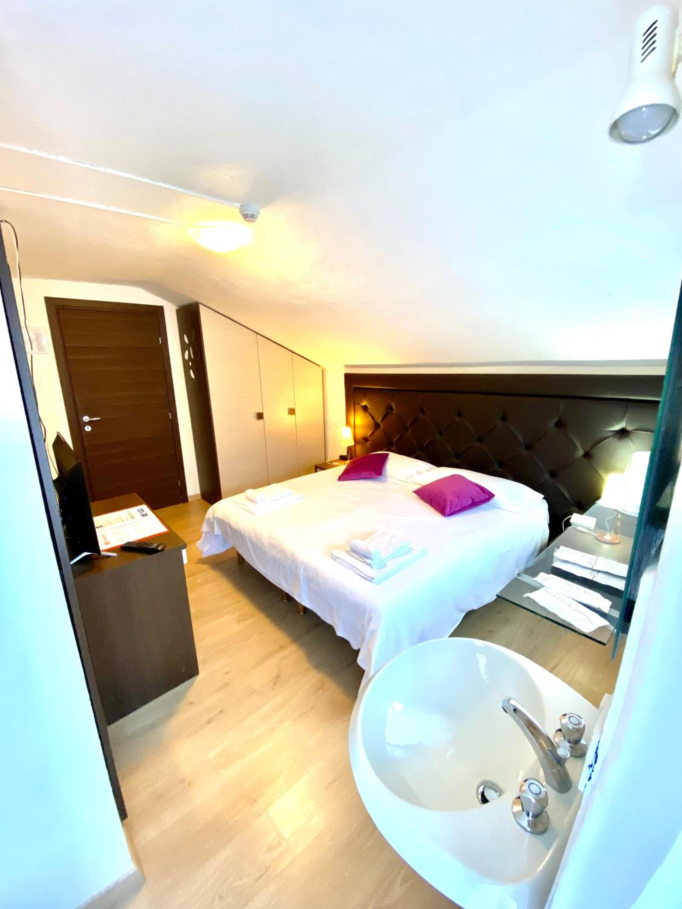 Double Room with Private External Bathroom photo 3