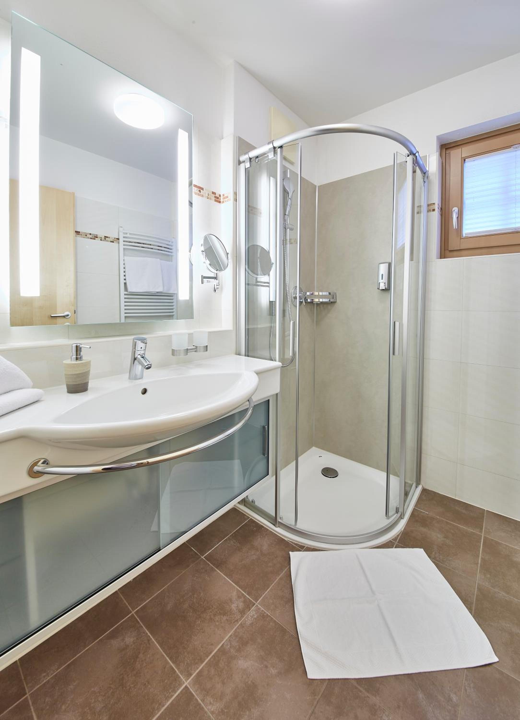 One-Bedroom Suite with Balcony - Annex - Photo 4