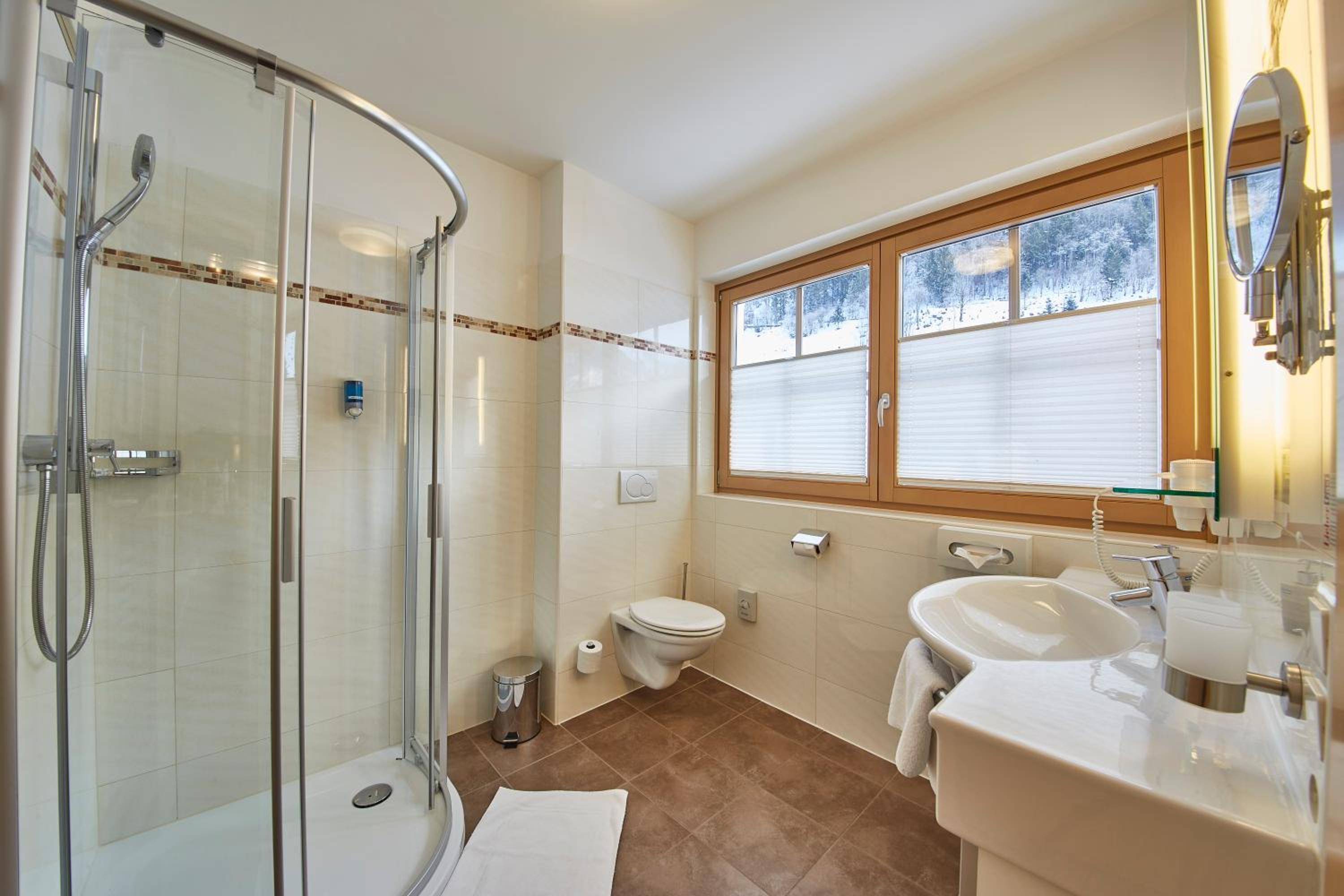 One-Bedroom Suite with Balcony - Annex - Photo 10