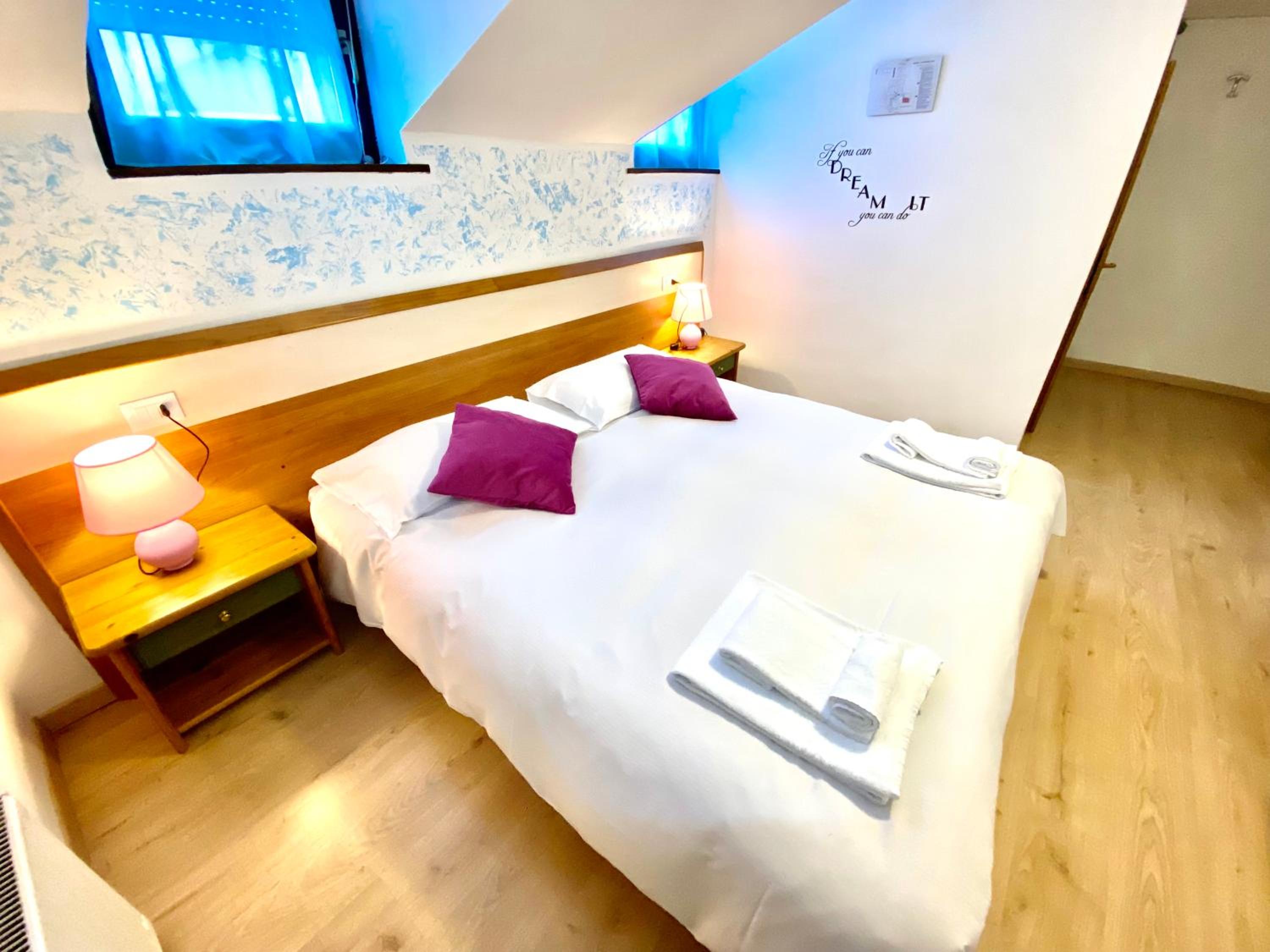 Double Room - Photo 12