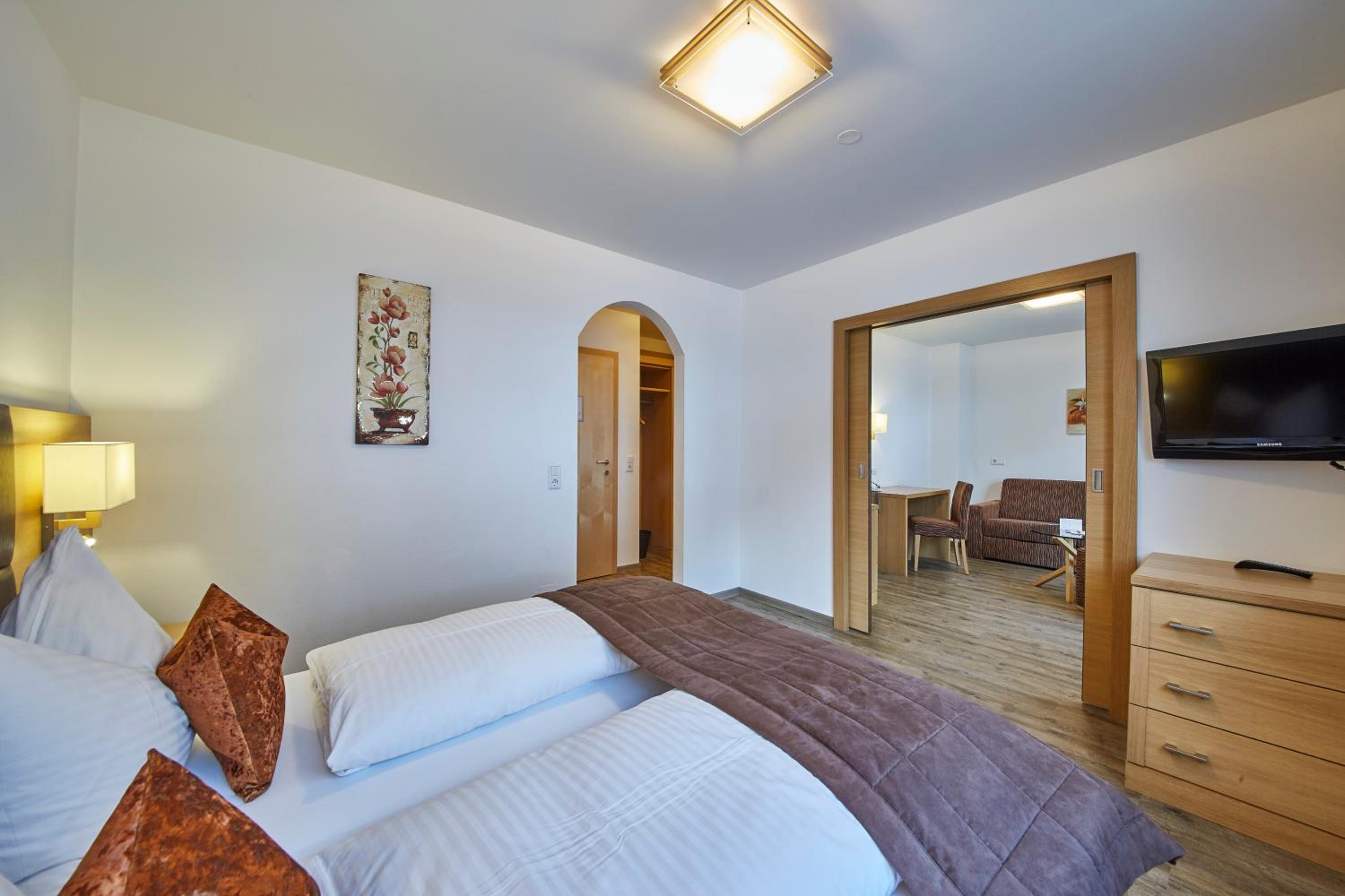 One-Bedroom Suite with Balcony - Annex - Photo 1