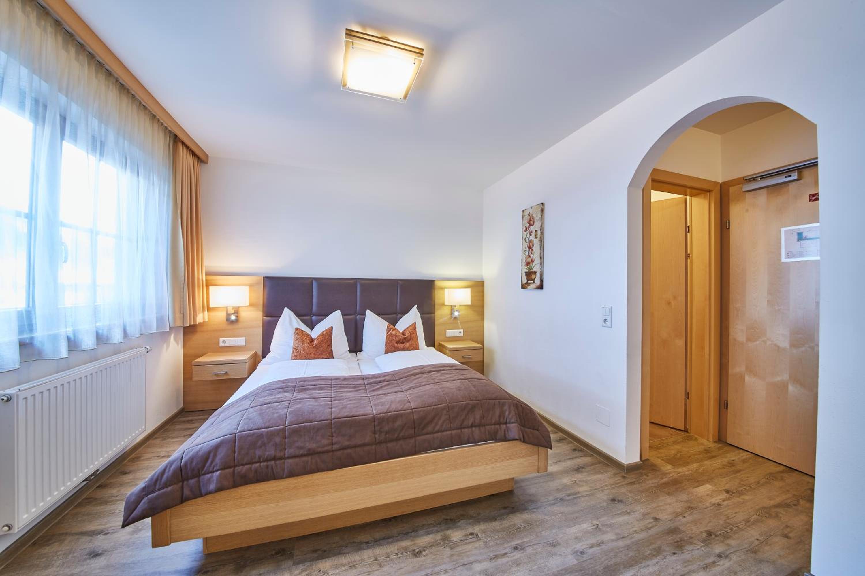 One-Bedroom Suite with Balcony - Annex - Photo 8
