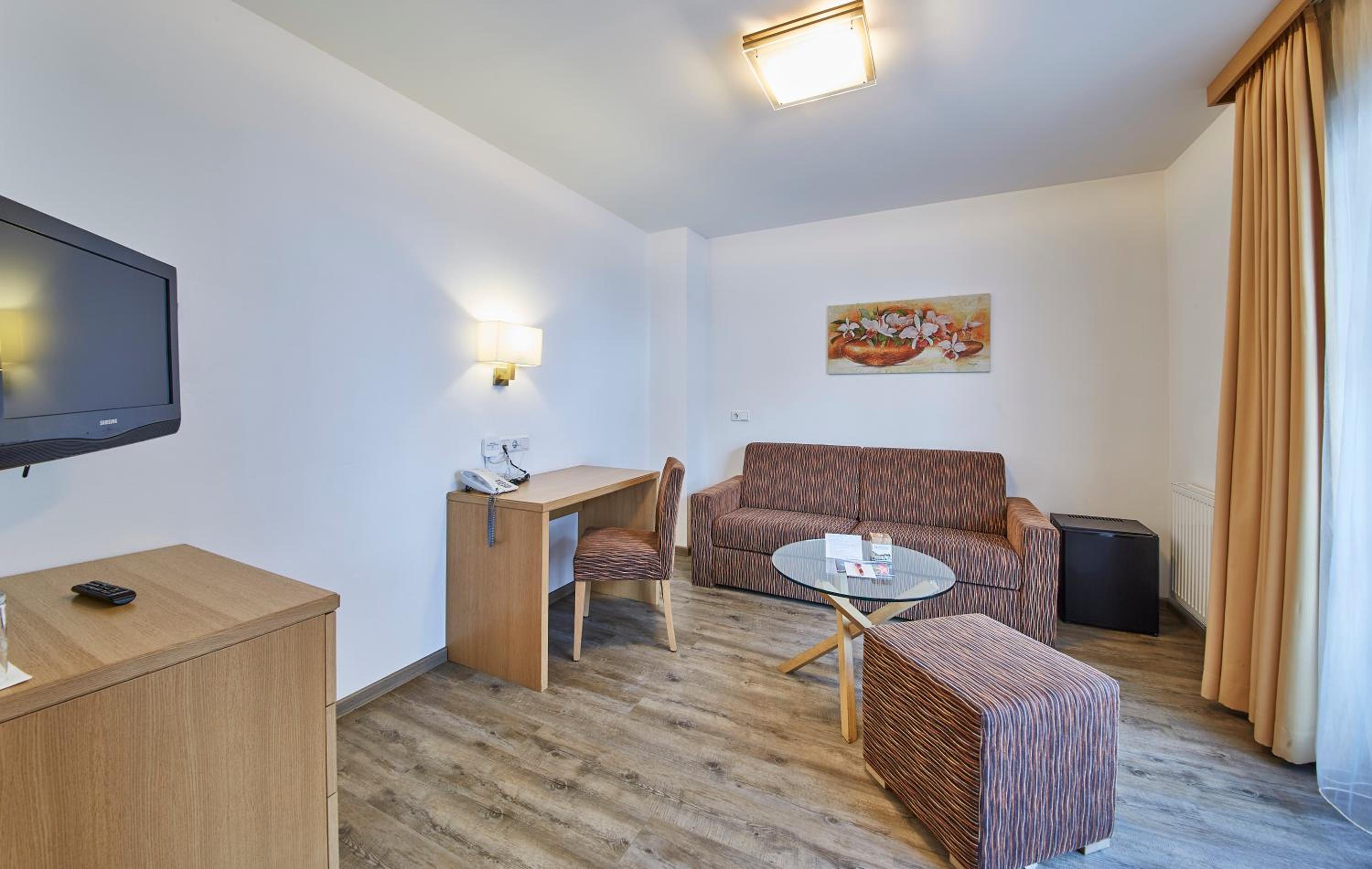 One-Bedroom Suite with Balcony - Annex - Photo 7