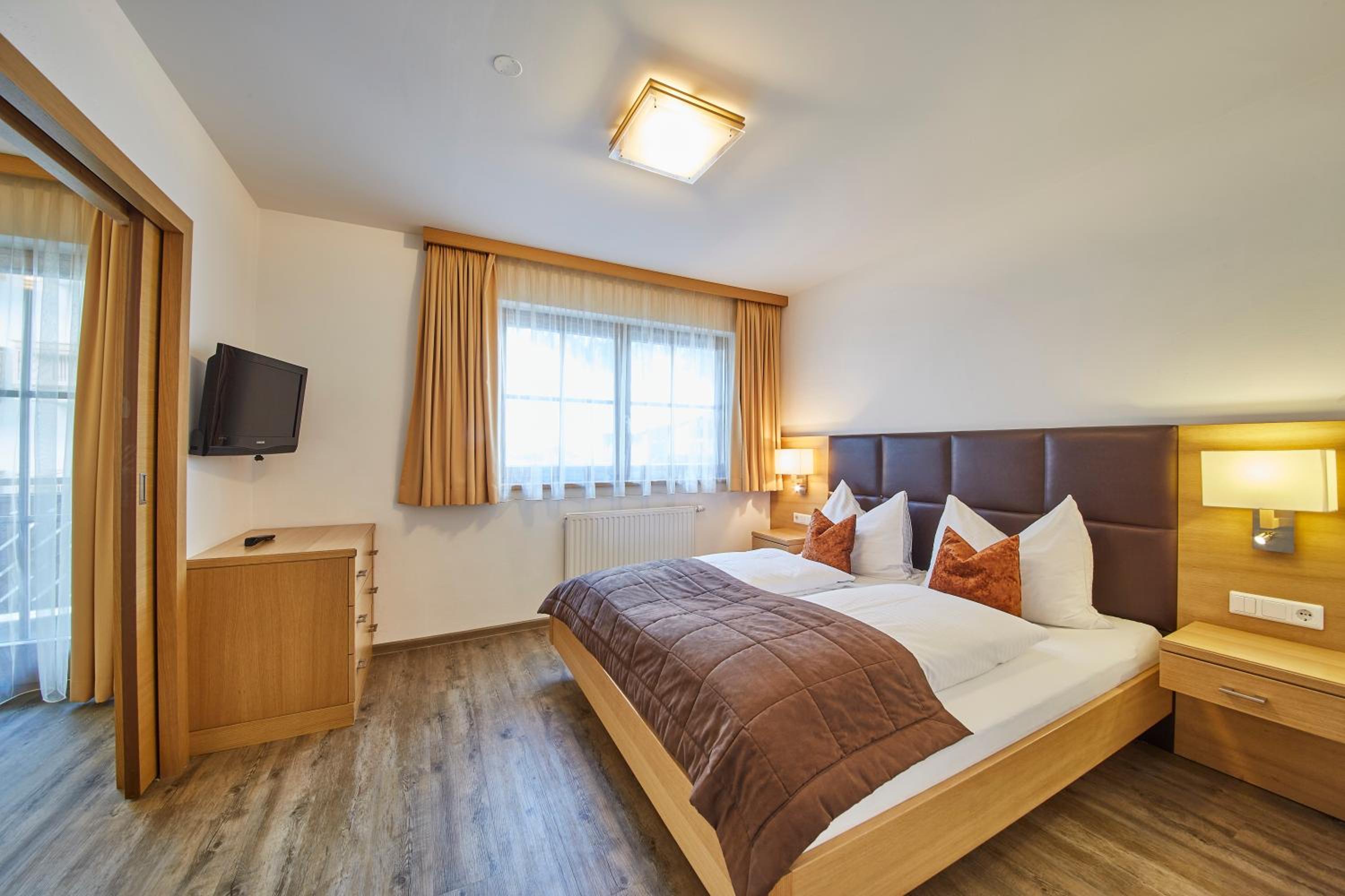 One-Bedroom Suite with Balcony - Annex - Photo 6