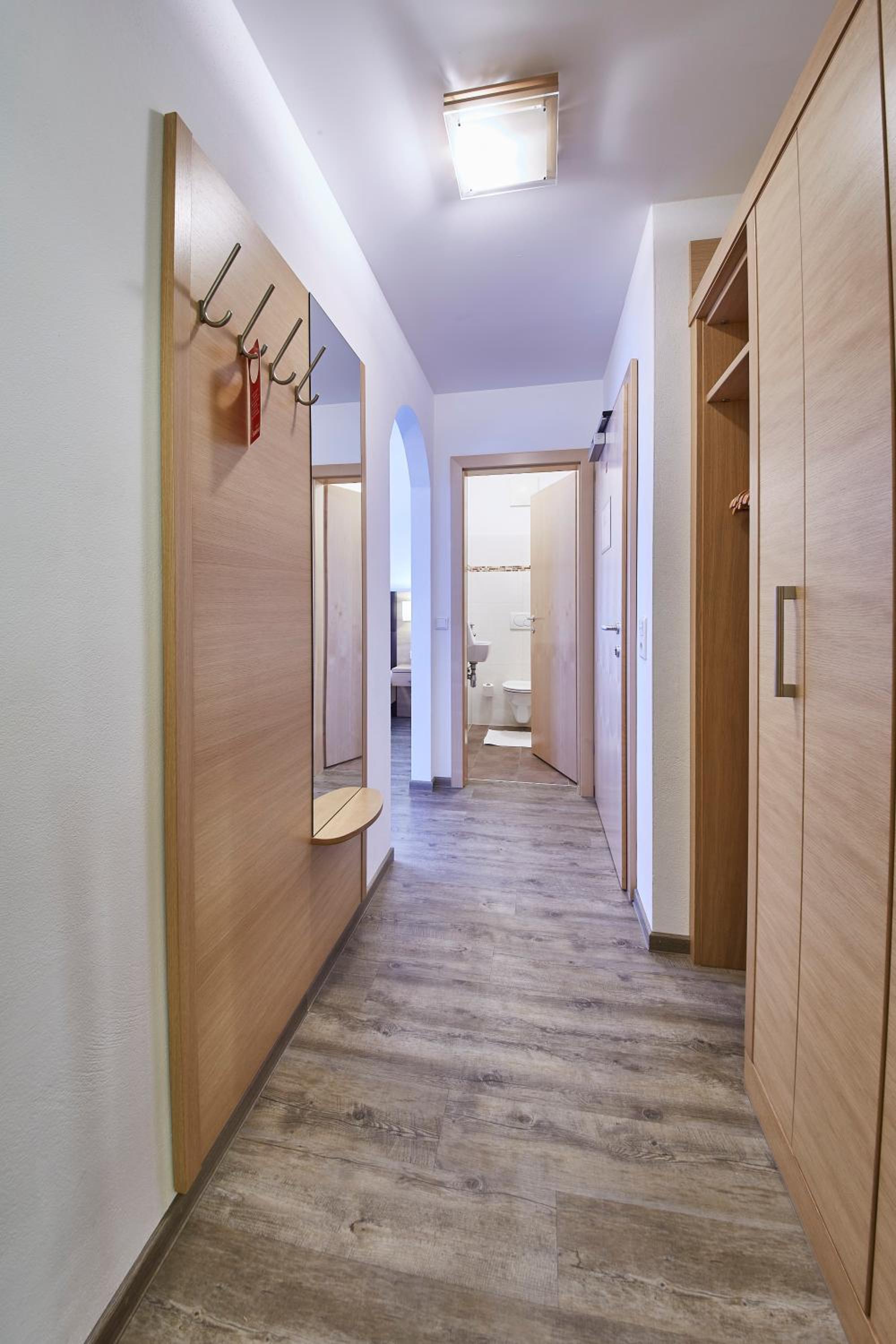 One-Bedroom Suite with Balcony - Annex - Photo 5