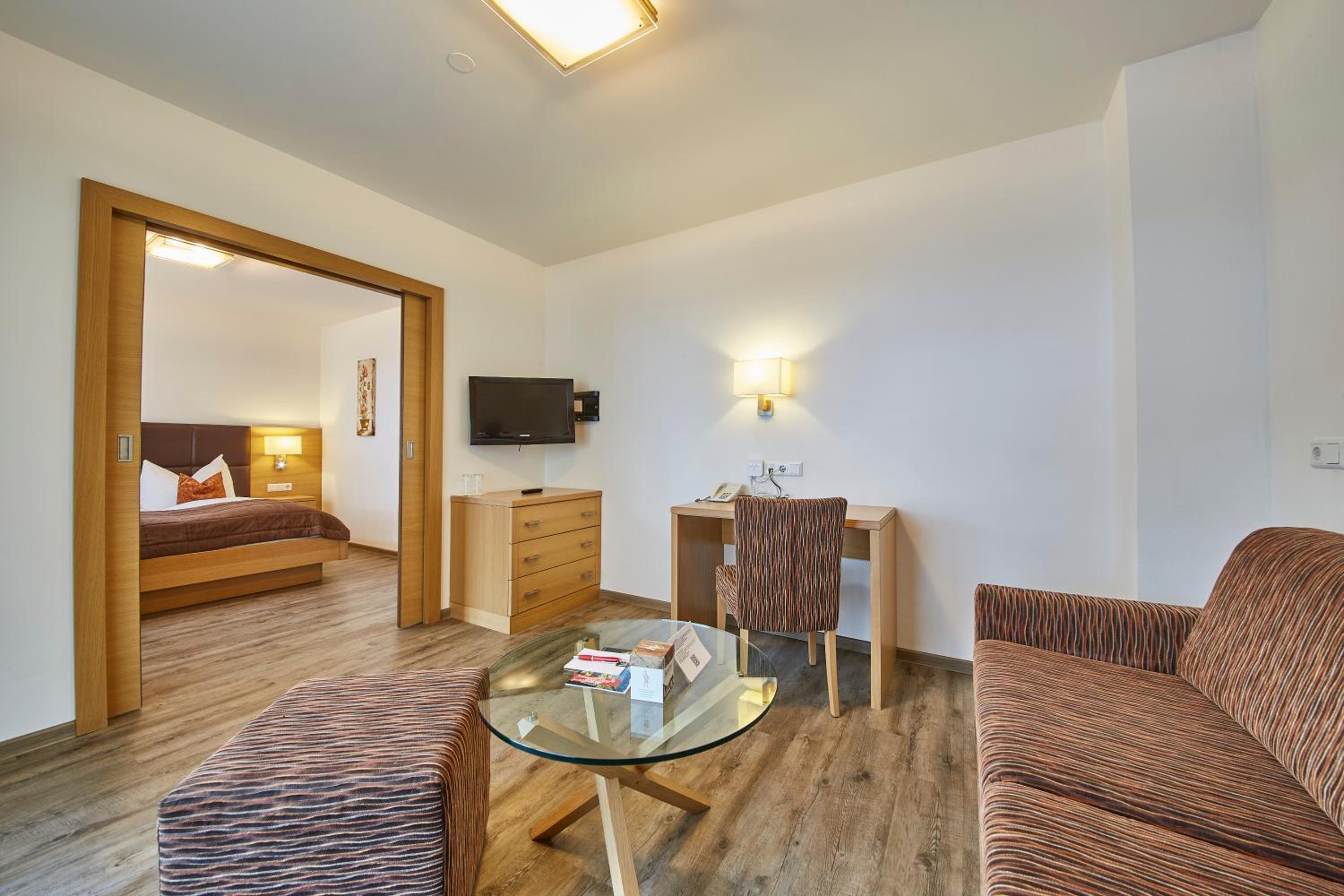 One-Bedroom Suite with Balcony - Annex - Photo 9