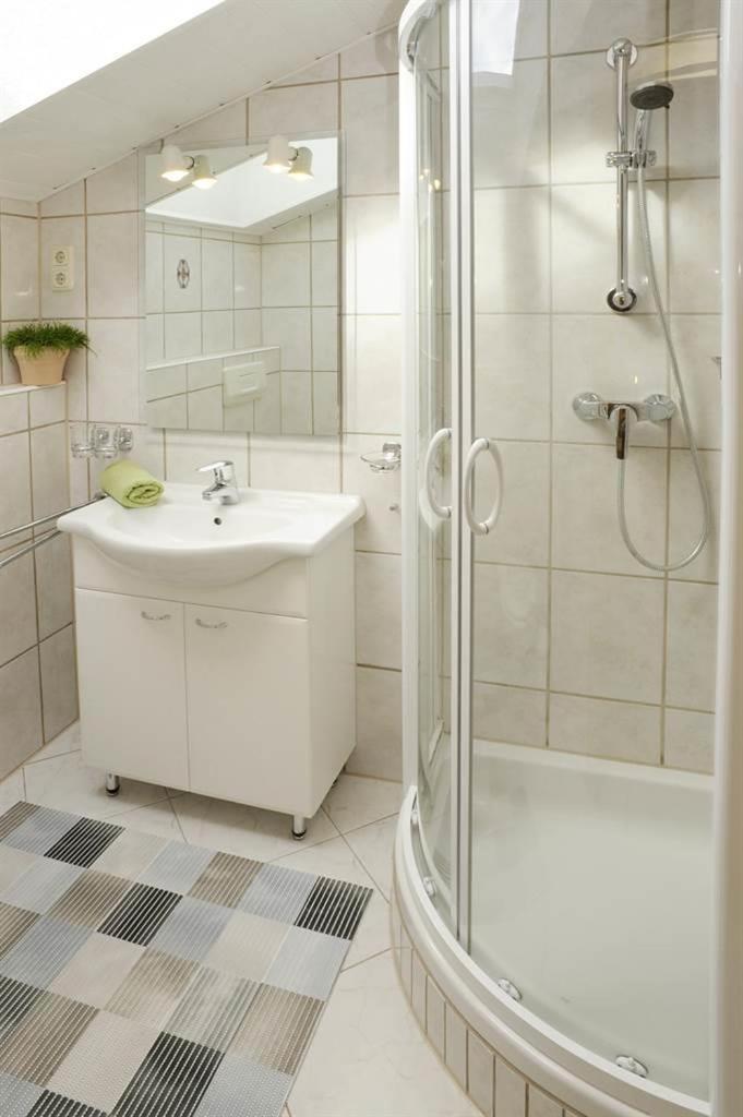 Apartment with Shower photo 2