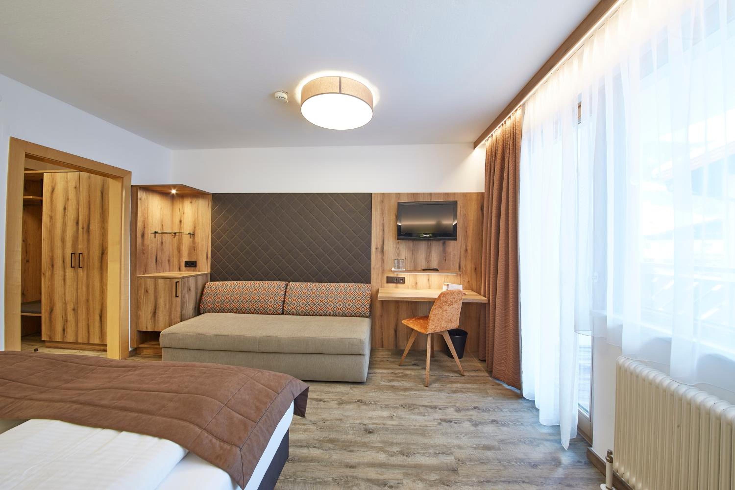 Superior Double Room with Balcony - Photo 8