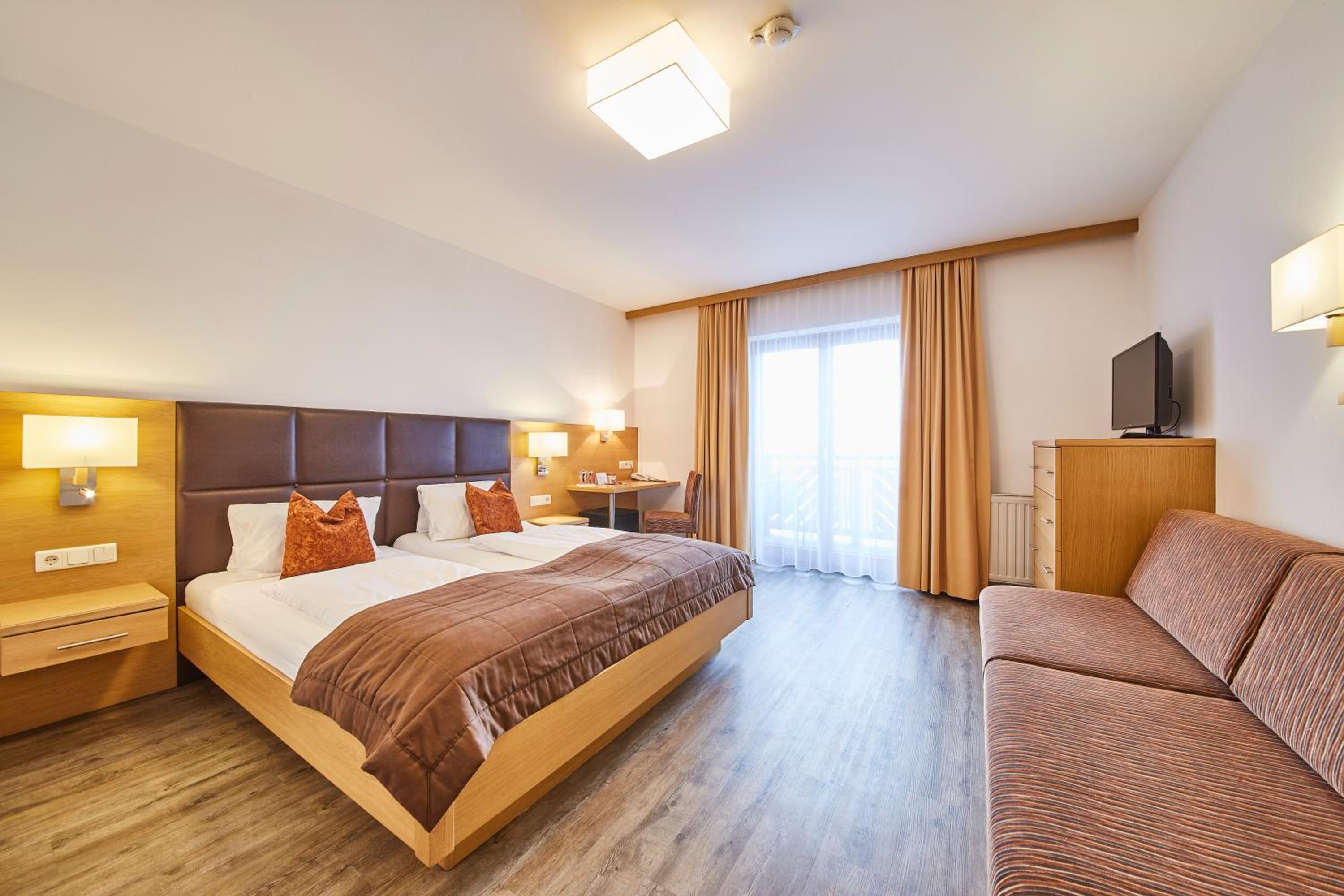Superior Double Room with Balcony - Photo 3
