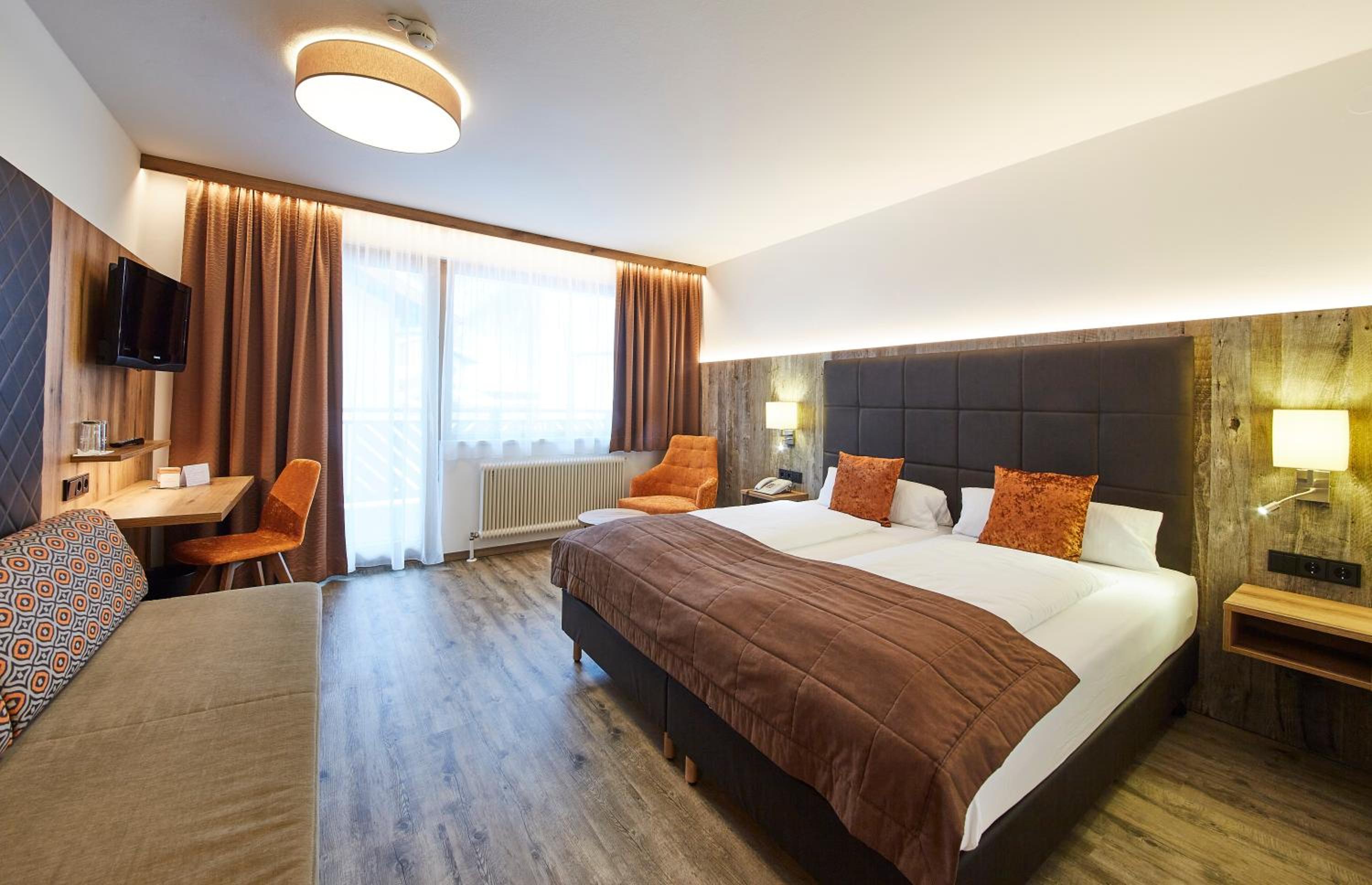 Superior Double Room with Balcony - Photo 1