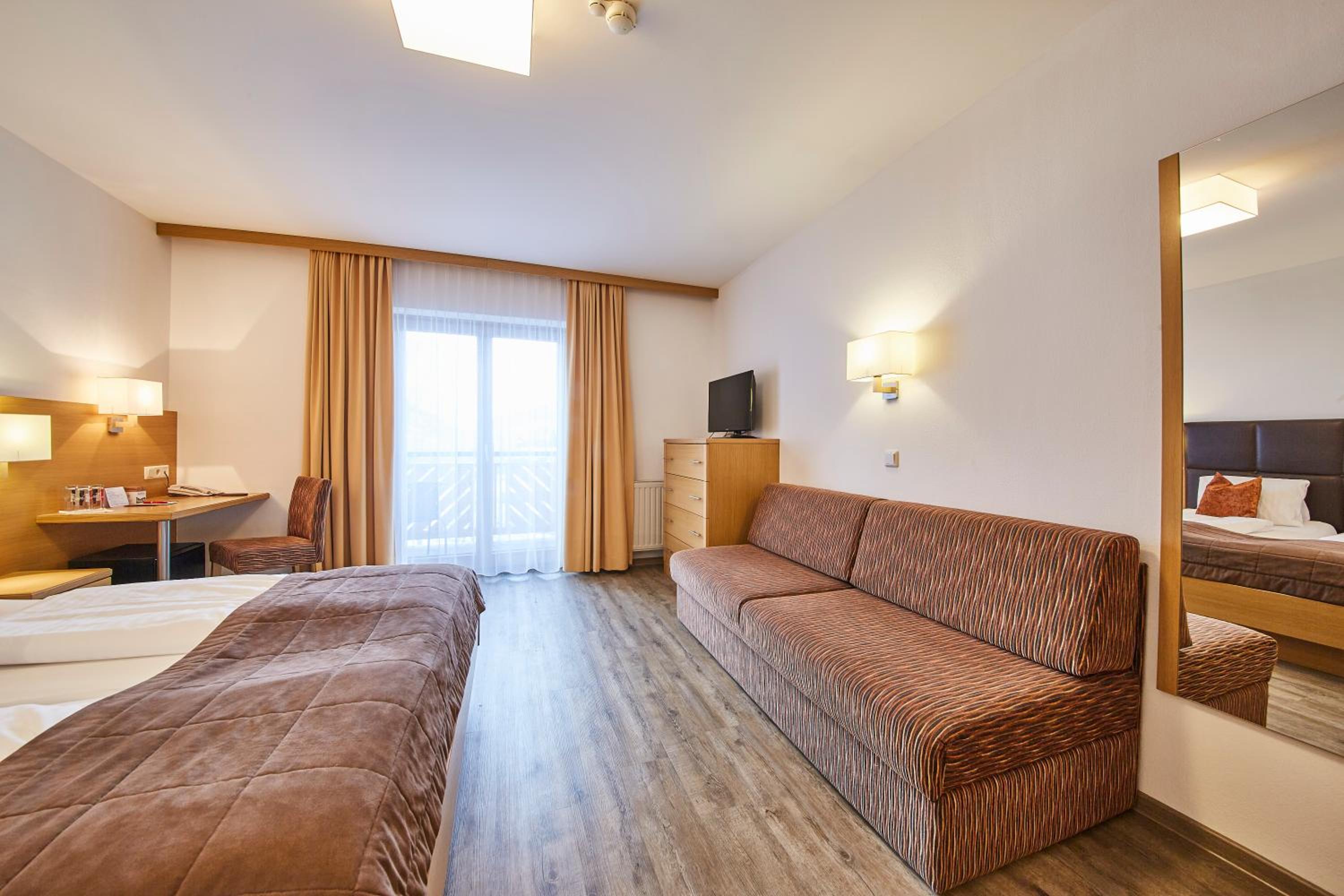 Superior Double Room with Balcony - Photo 13