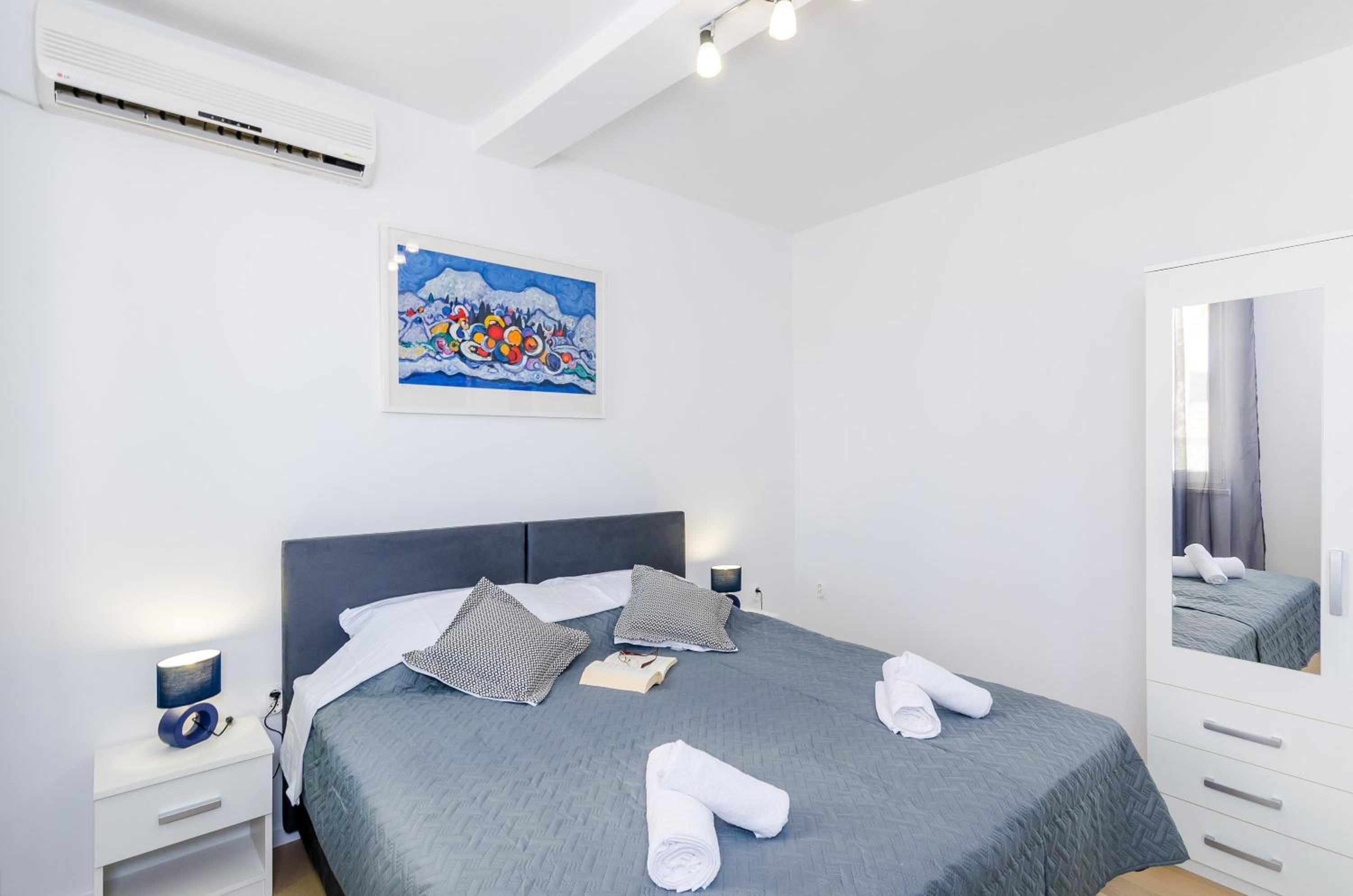Comfort Studio Apartment with Terrace and City View