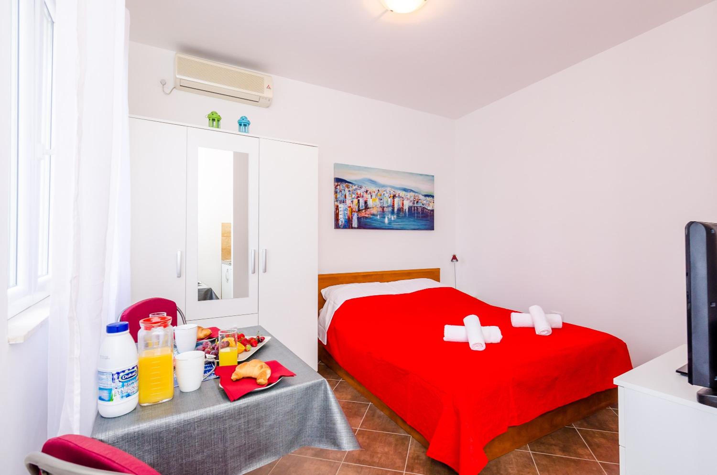 Studio Apartment with Terrace and City View