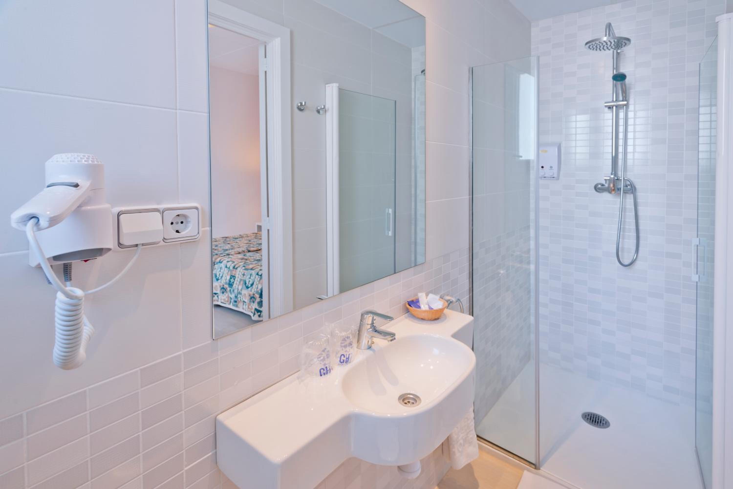 Double or Twin Room with Balcony - Photo 18