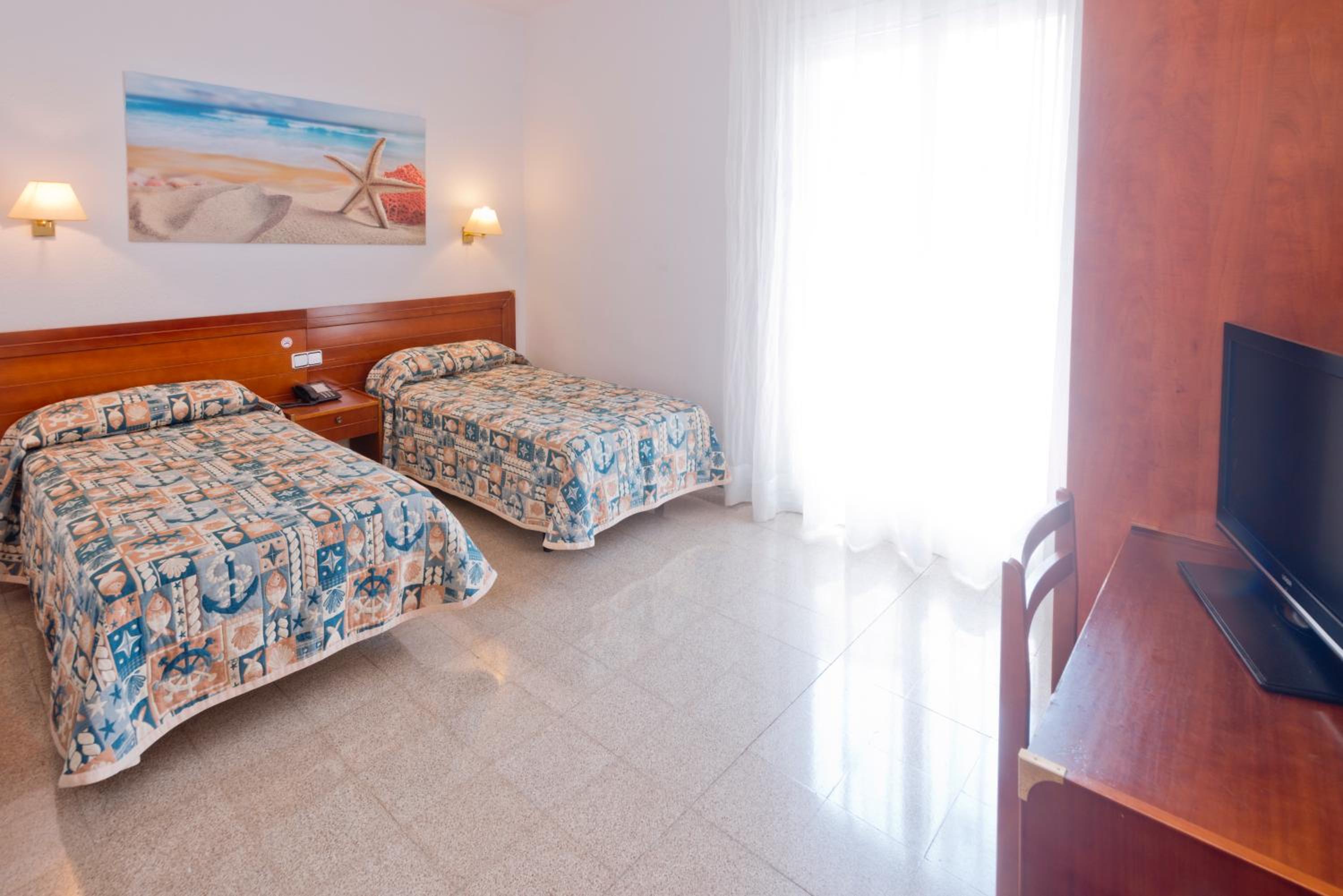 Double or Twin Room with Balcony - Photo 8