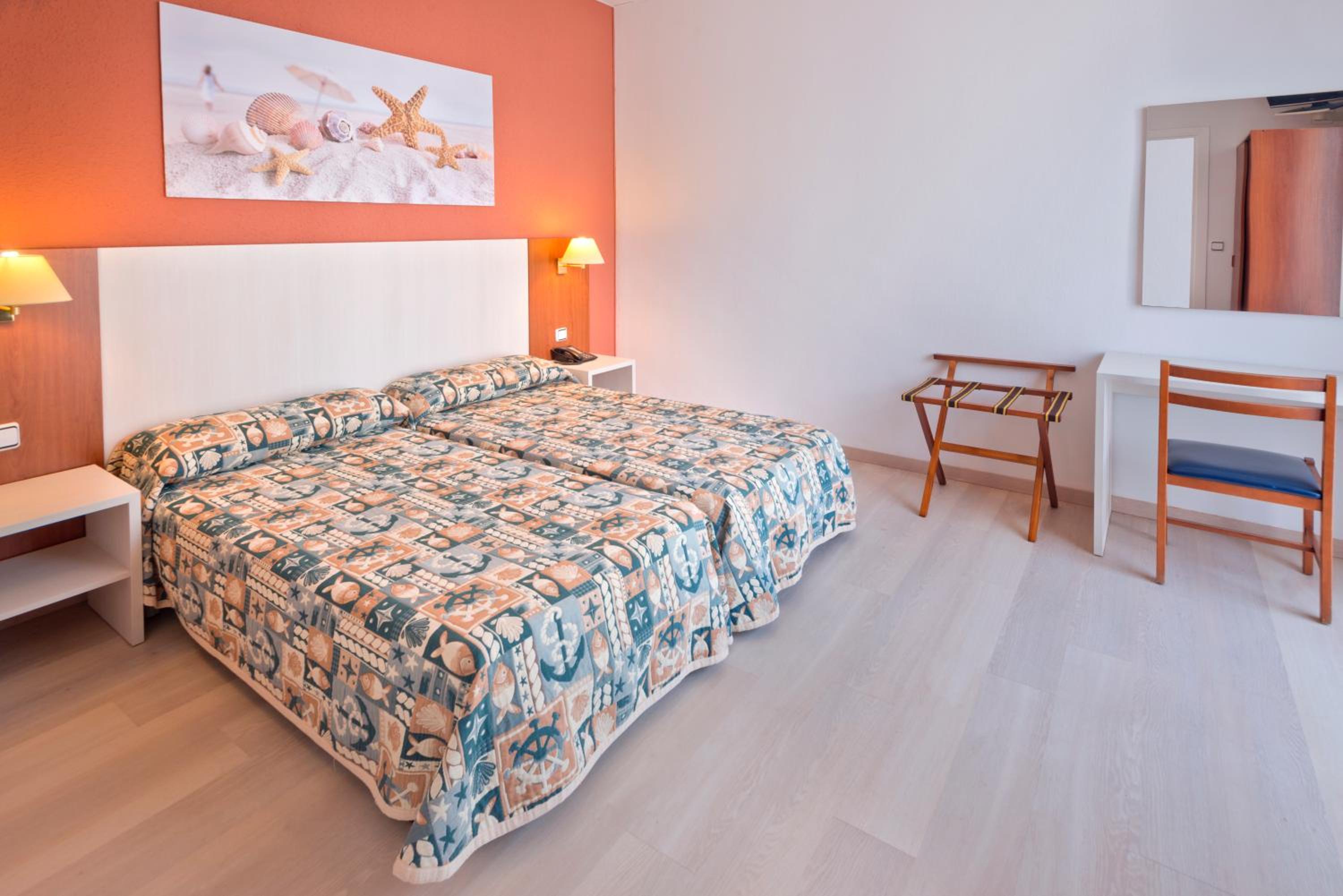 Double or Twin Room with Balcony - Photo 16