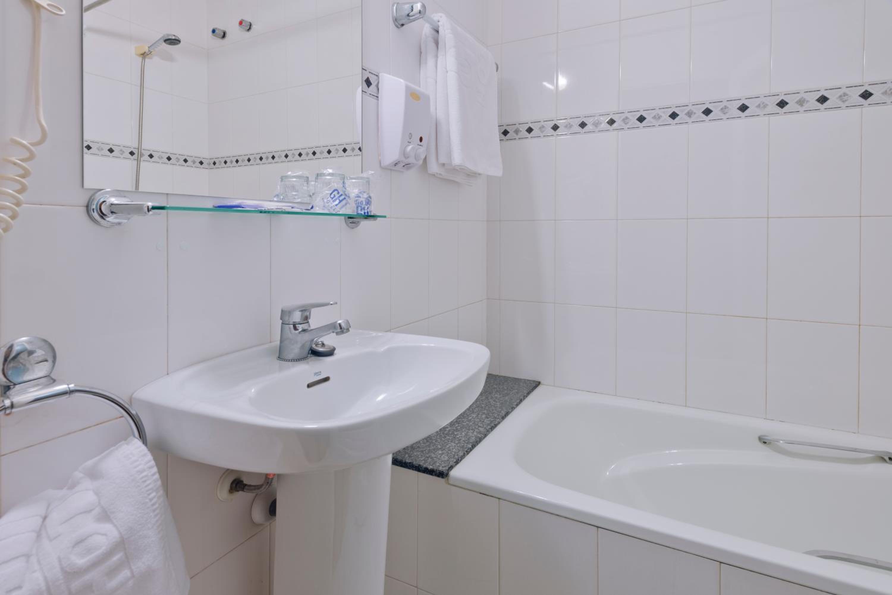 Double or Twin Room with Balcony - Photo 12