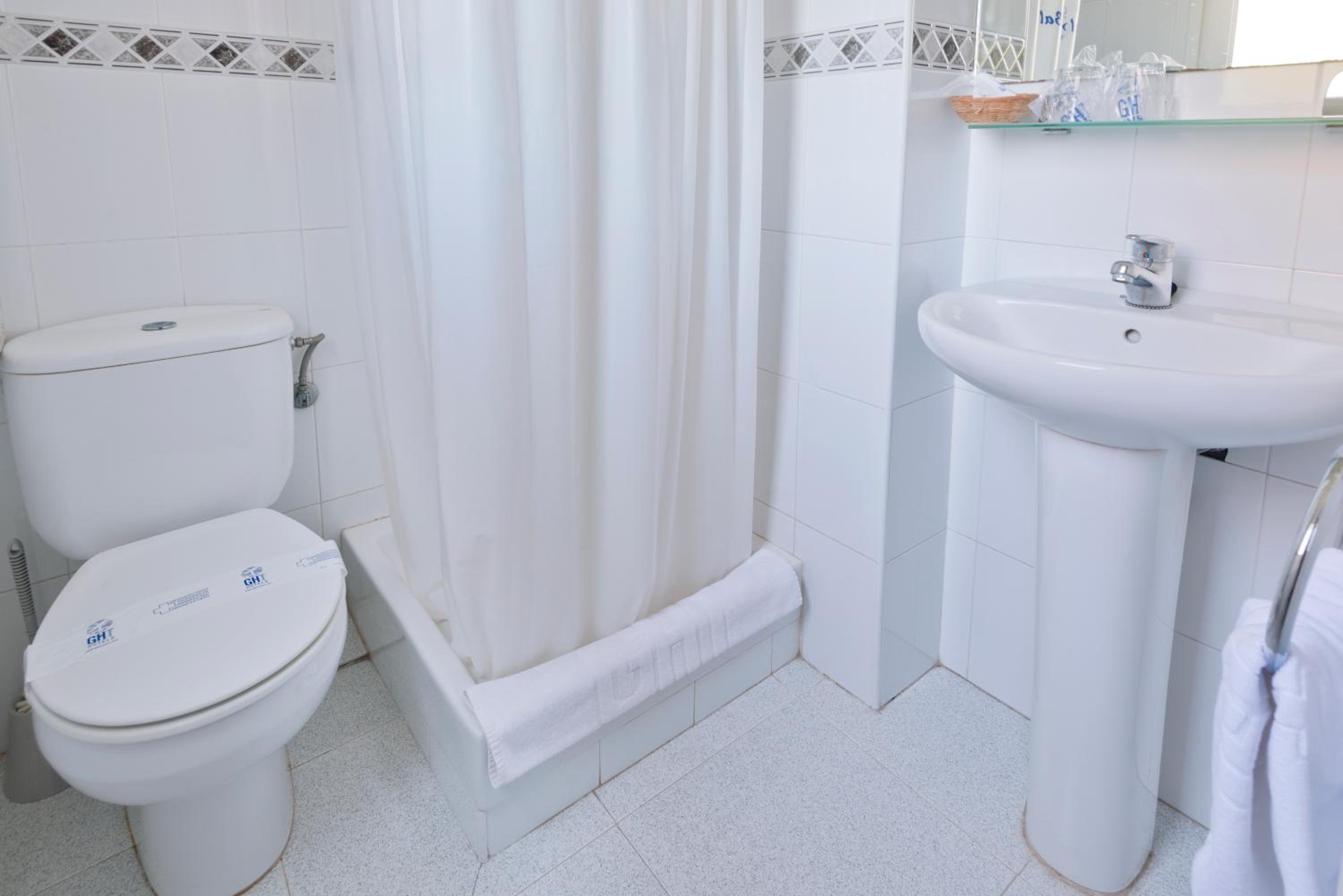 Double or twin room with 2 Extra Beds (2 Adults + 2 Children)