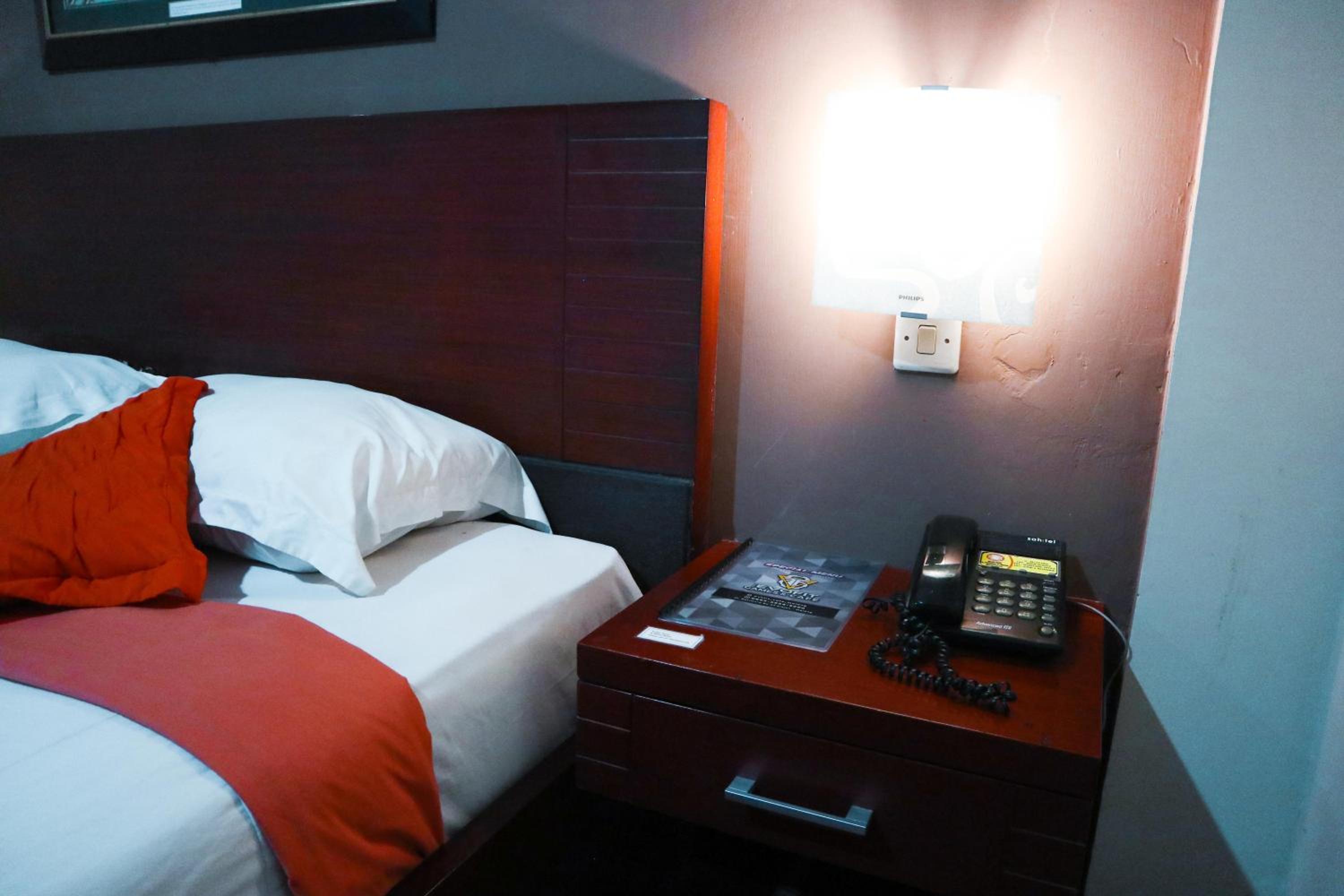 Queen Room photo 2