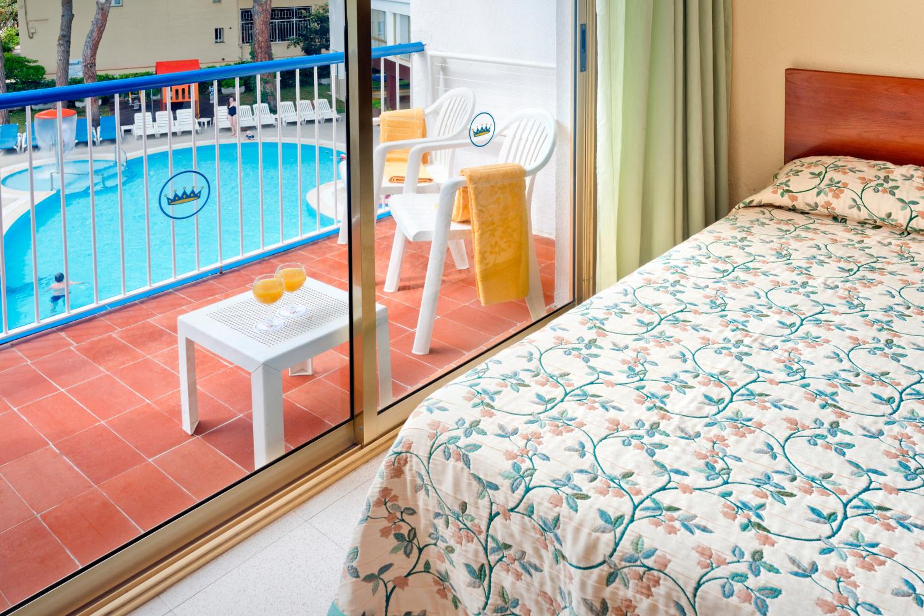 Habitación Doble con Balcón y Vista a la Piscina