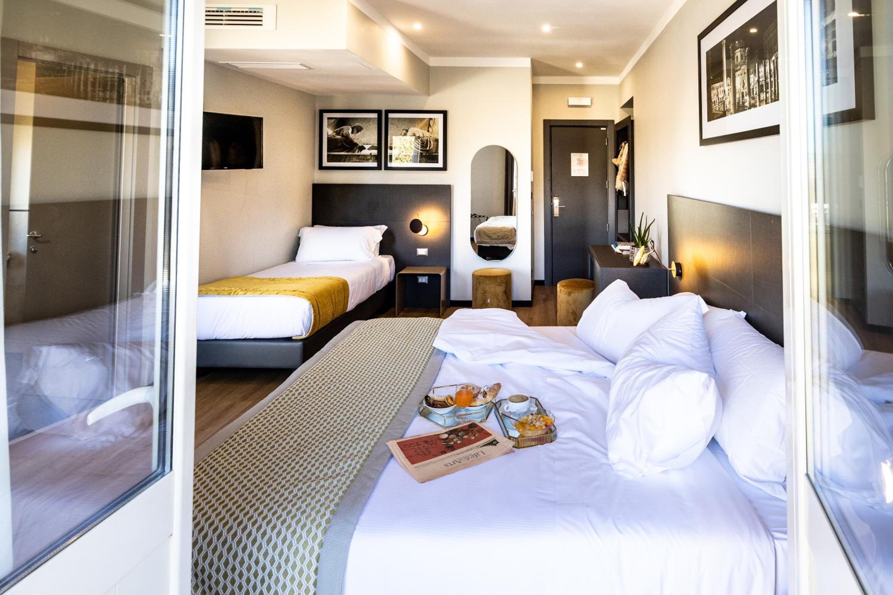 Deluxe Triple Room with Terrace thumbnail 5